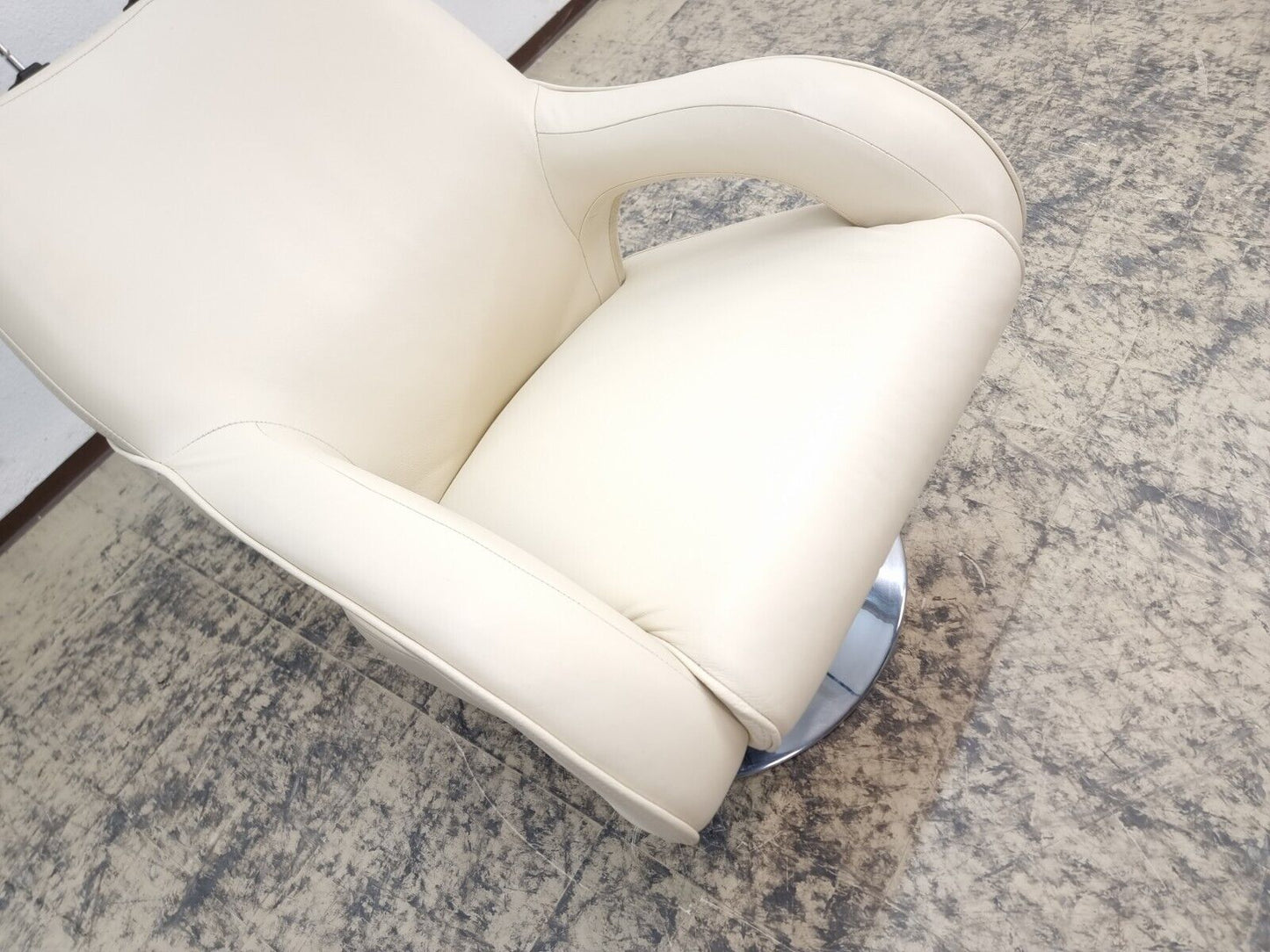 {{ product_title }} – {{ product_type }} von JS Furniture, Designer-Möbel gebraucht.
