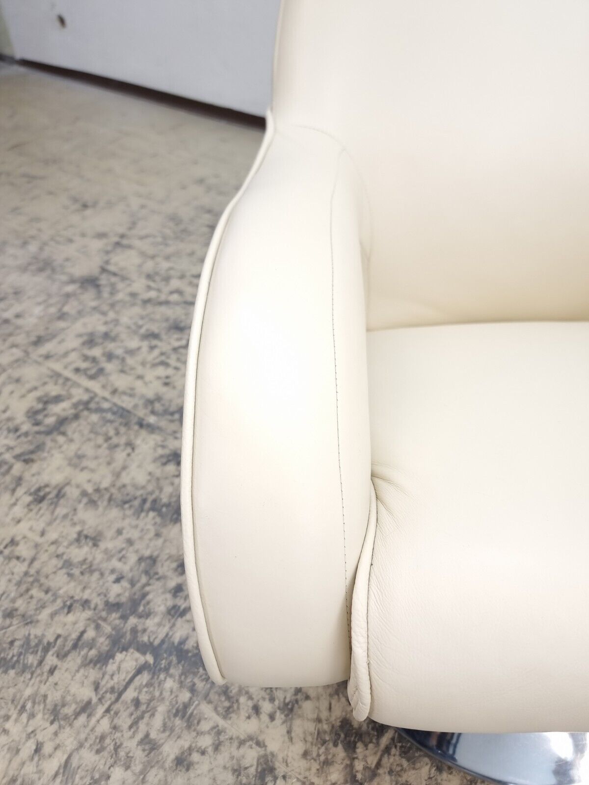 {{ product_title }} – {{ product_type }} von JS Furniture, Designer-Möbel gebraucht.