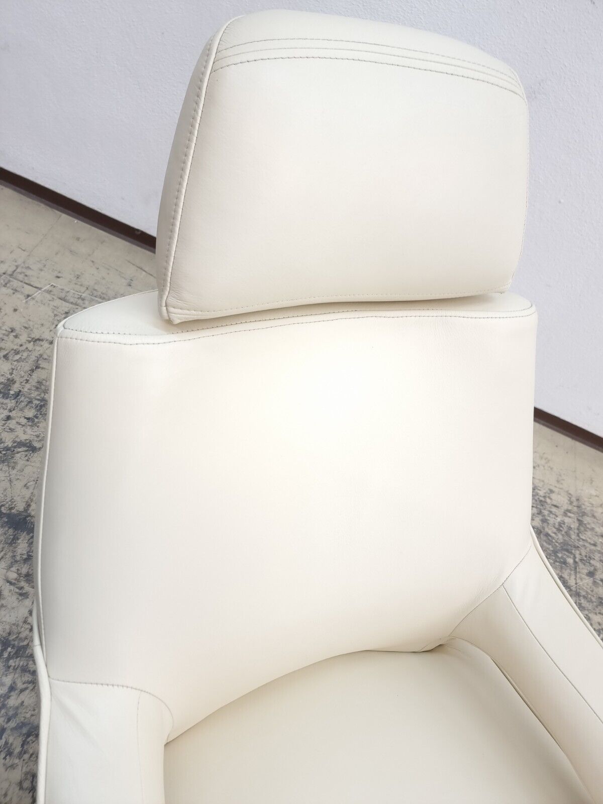 {{ product_title }} – {{ product_type }} von JS Furniture, Designer-Möbel gebraucht.