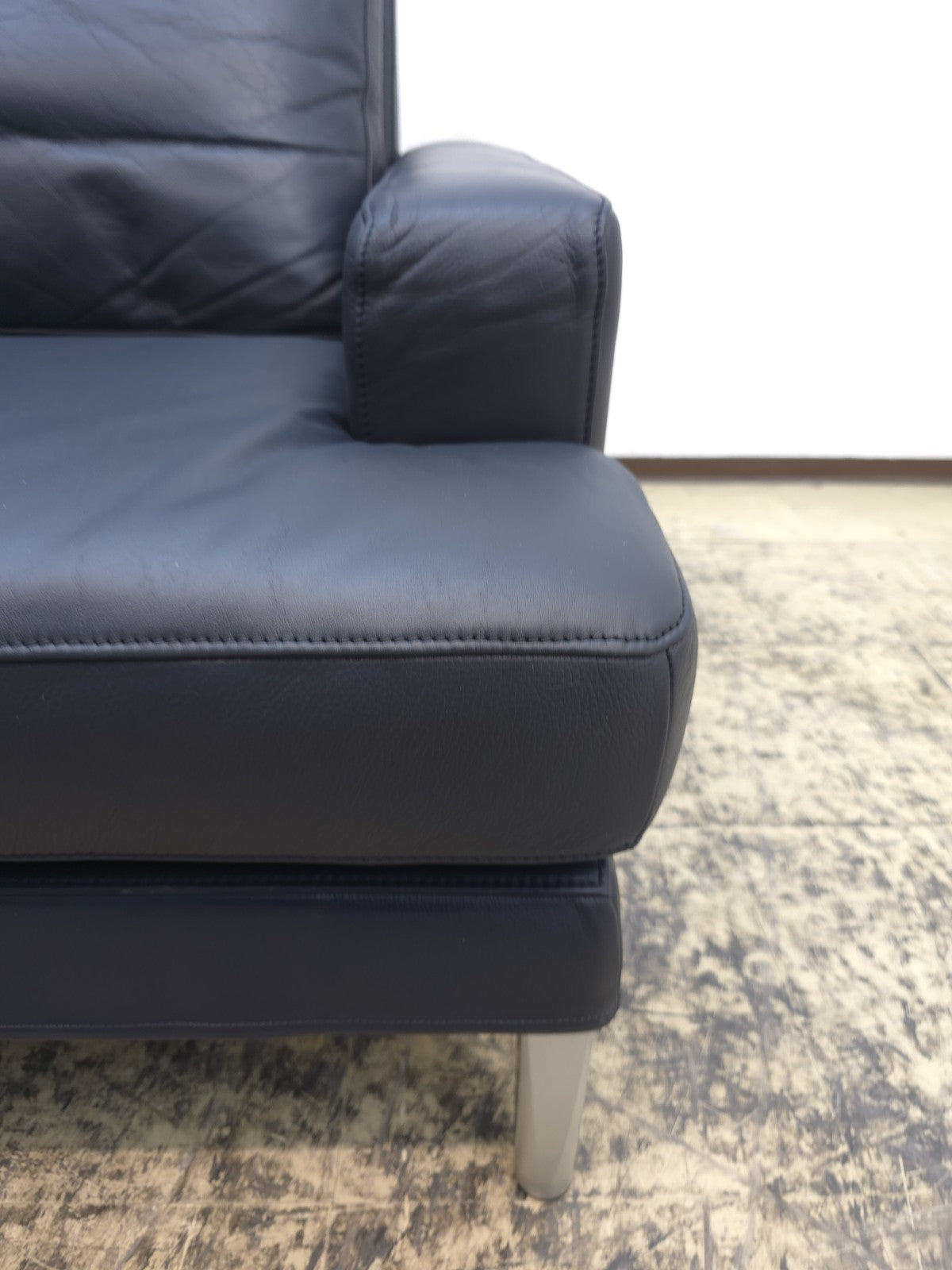 {{ product_title }} – {{ product_type }} von JS Furniture, Designer-Möbel gebraucht.