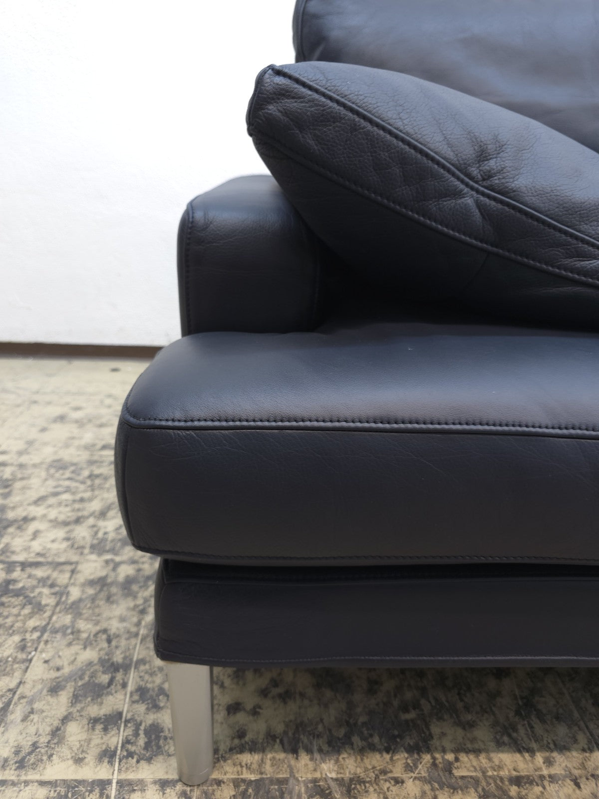 {{ product_title }} – {{ product_type }} von JS Furniture, Designer-Möbel gebraucht.