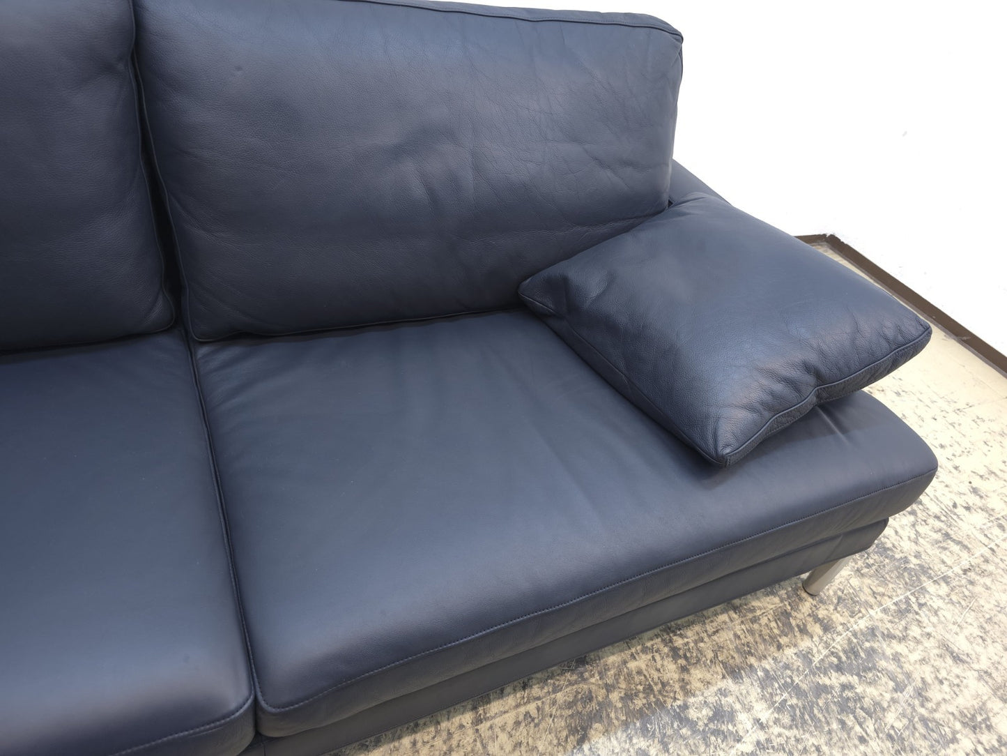 {{ product_title }} – {{ product_type }} von JS Furniture, Designer-Möbel gebraucht.