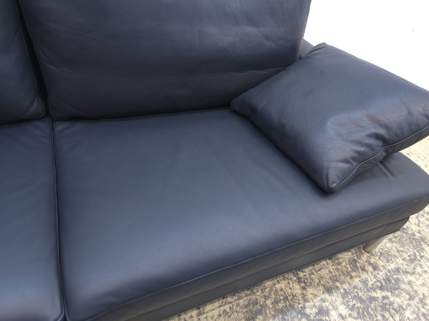 {{ product_title }} – {{ product_type }} von JS Furniture, Designer-Möbel gebraucht.