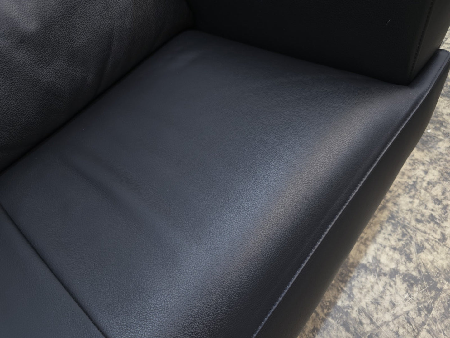 {{ product_title }} – {{ product_type }} von JS Furniture, Designer-Möbel gebraucht.