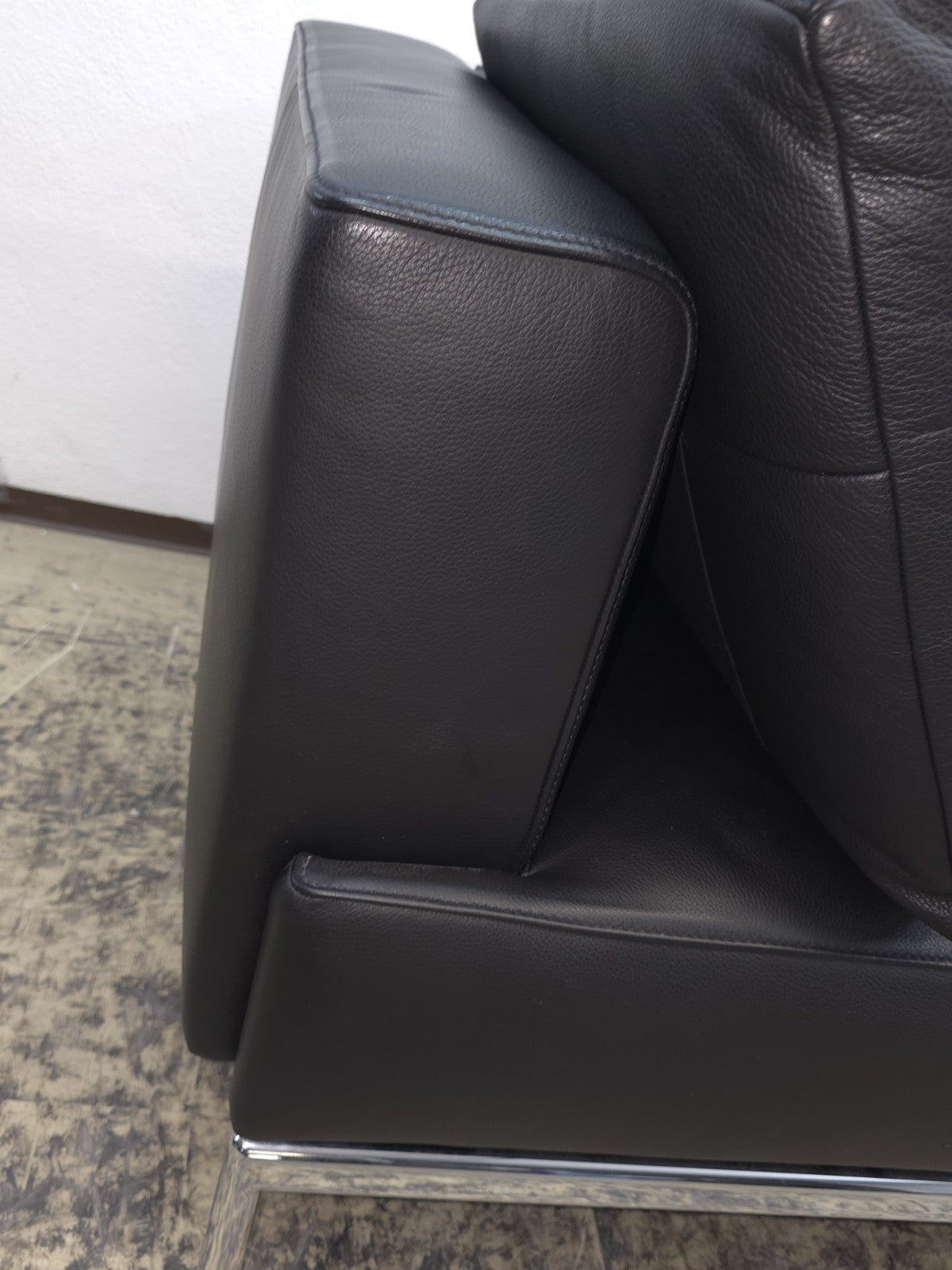 {{ product_title }} – {{ product_type }} von JS Furniture, Designer-Möbel gebraucht.