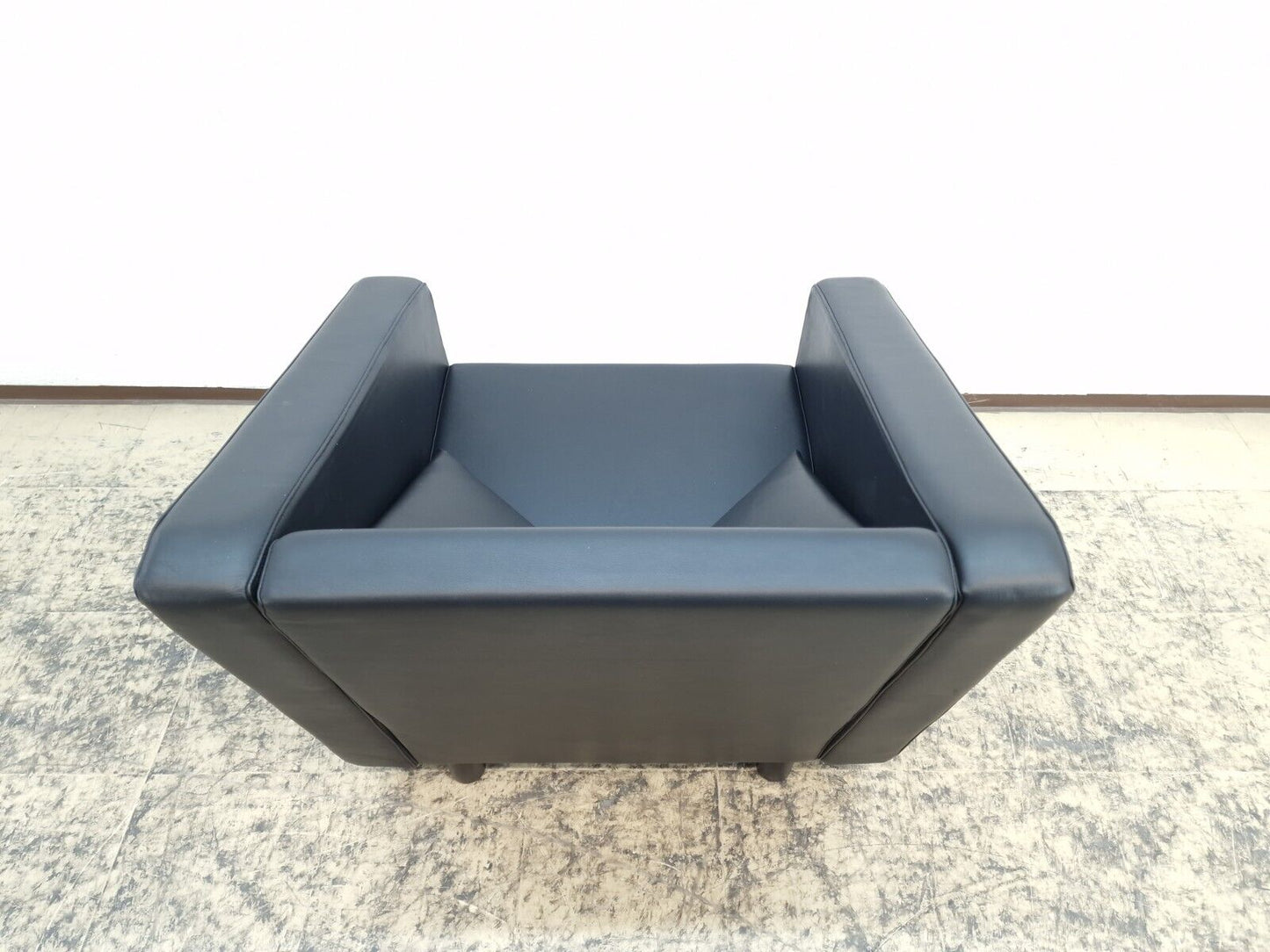{{ product_title }} – {{ product_type }} von JS Furniture, Designer-Möbel gebraucht.