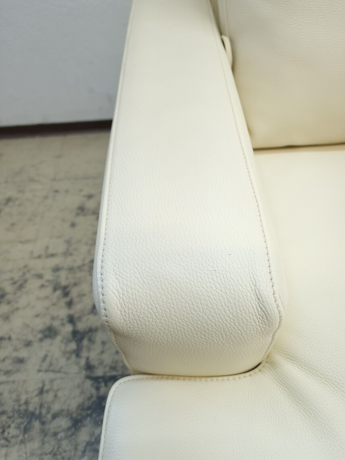 {{ product_title }} – {{ product_type }} von JS Furniture, Designer-Möbel gebraucht.
