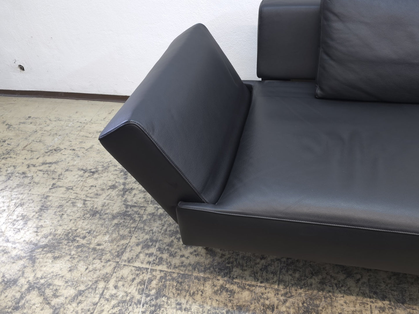 {{ product_title }} – {{ product_type }} von JS Furniture, Designer-Möbel gebraucht.