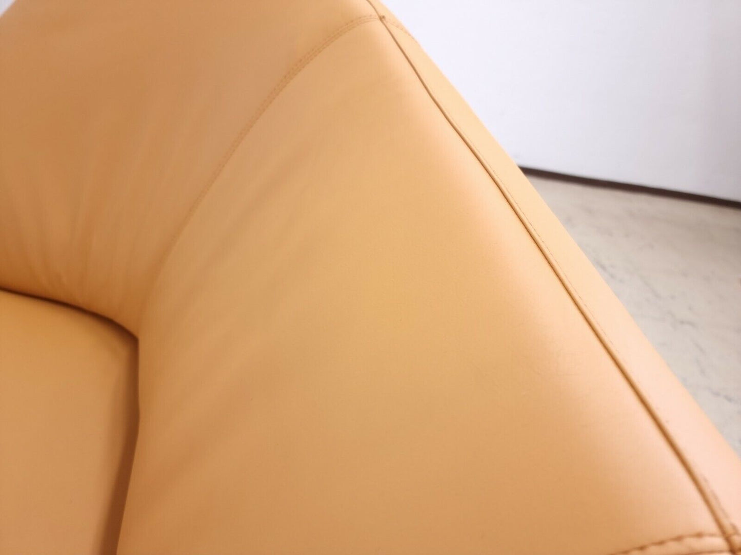 {{ product_title }} – {{ product_type }} von JS Furniture, Designer-Möbel gebraucht.