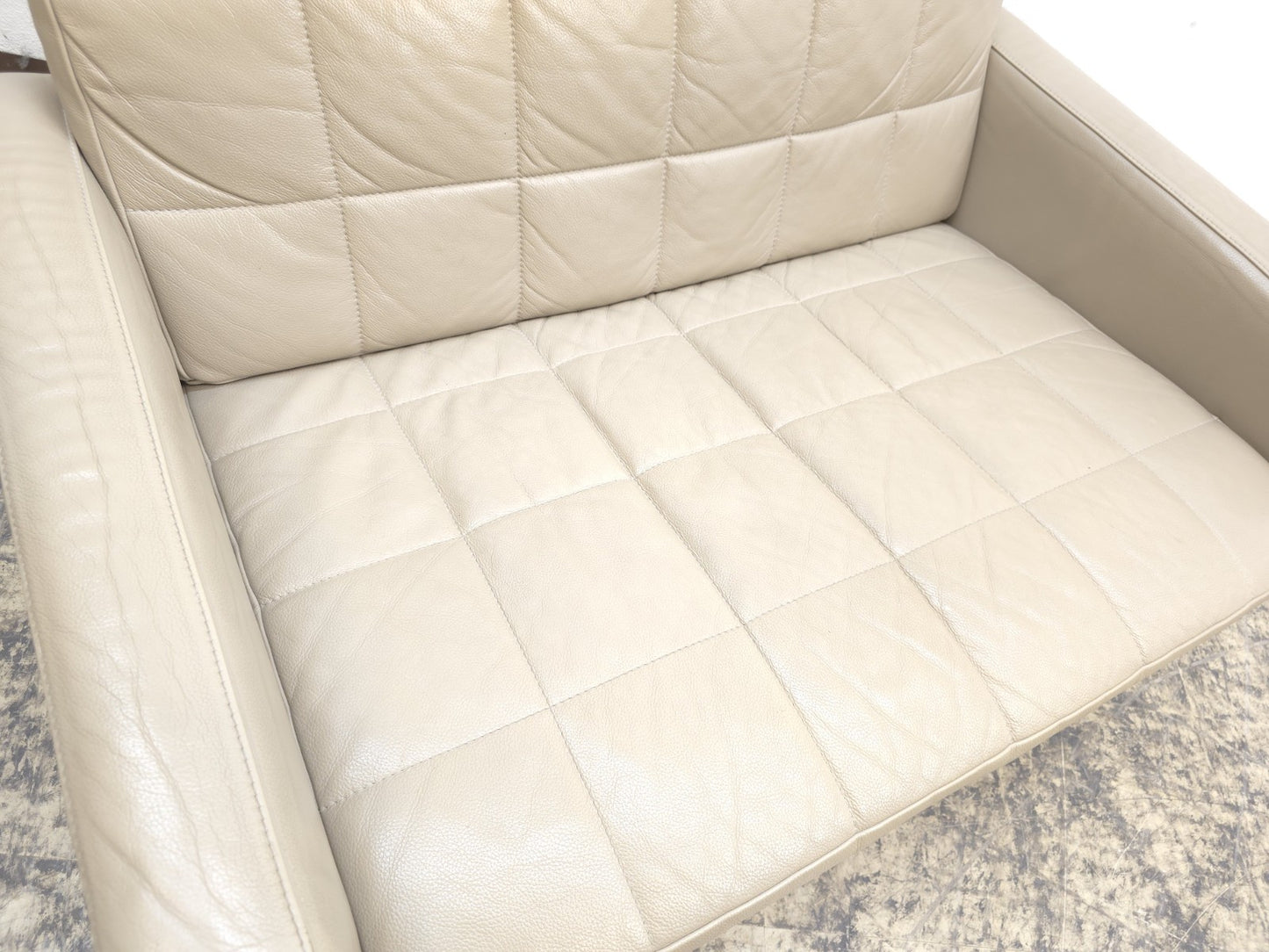 {{ product_title }} – {{ product_type }} von JS Furniture, Designer-Möbel gebraucht.