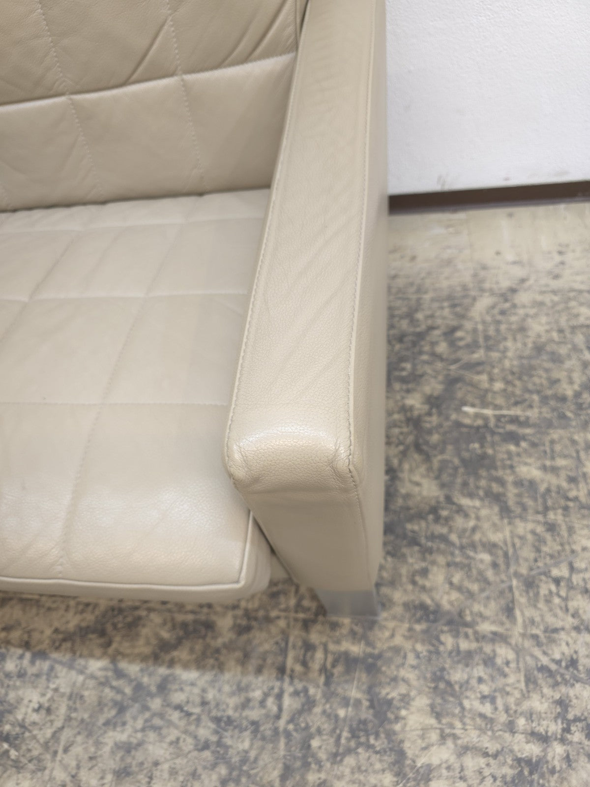 {{ product_title }} – {{ product_type }} von JS Furniture, Designer-Möbel gebraucht.