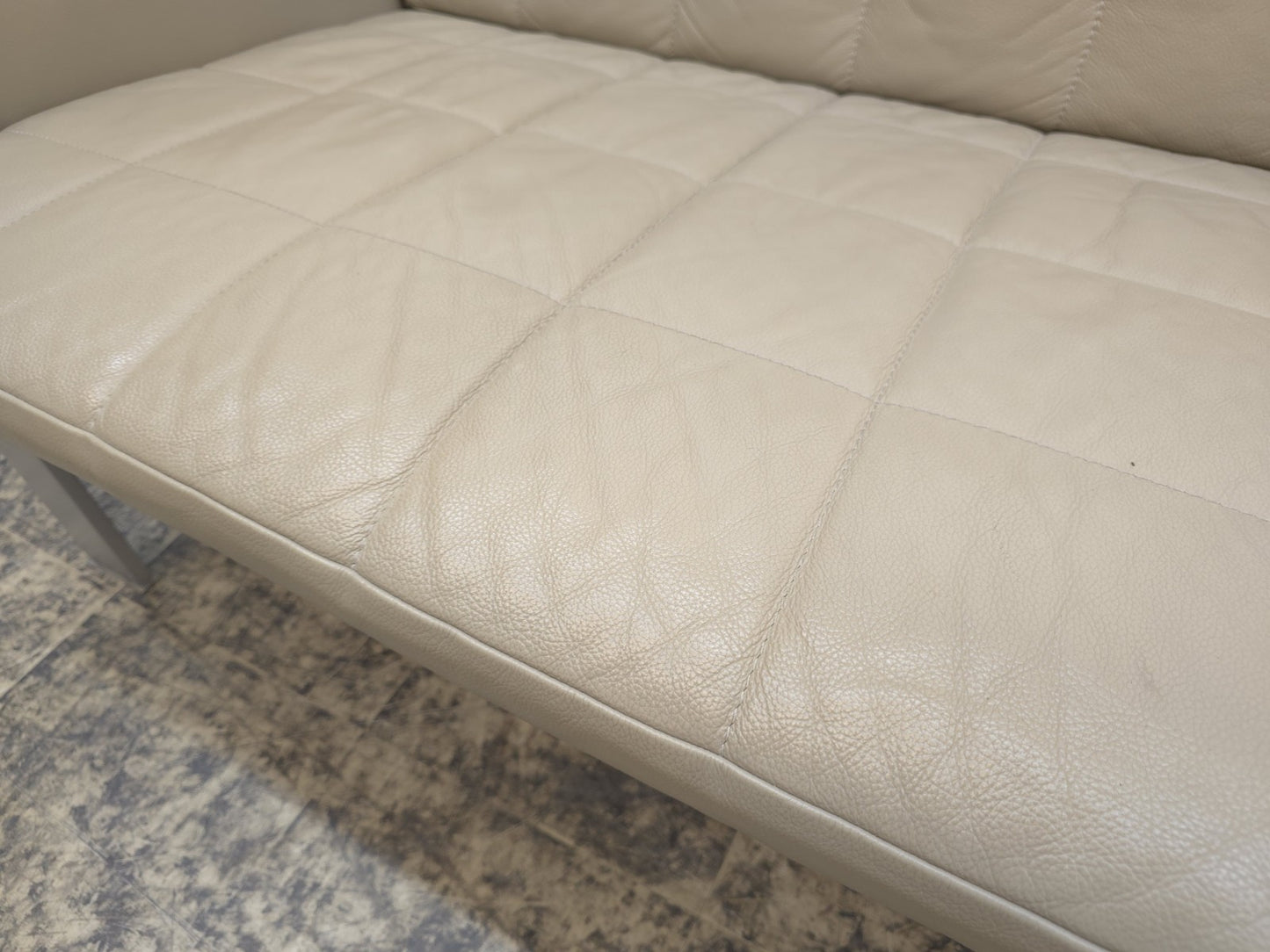 {{ product_title }} – {{ product_type }} von JS Furniture, Designer-Möbel gebraucht.