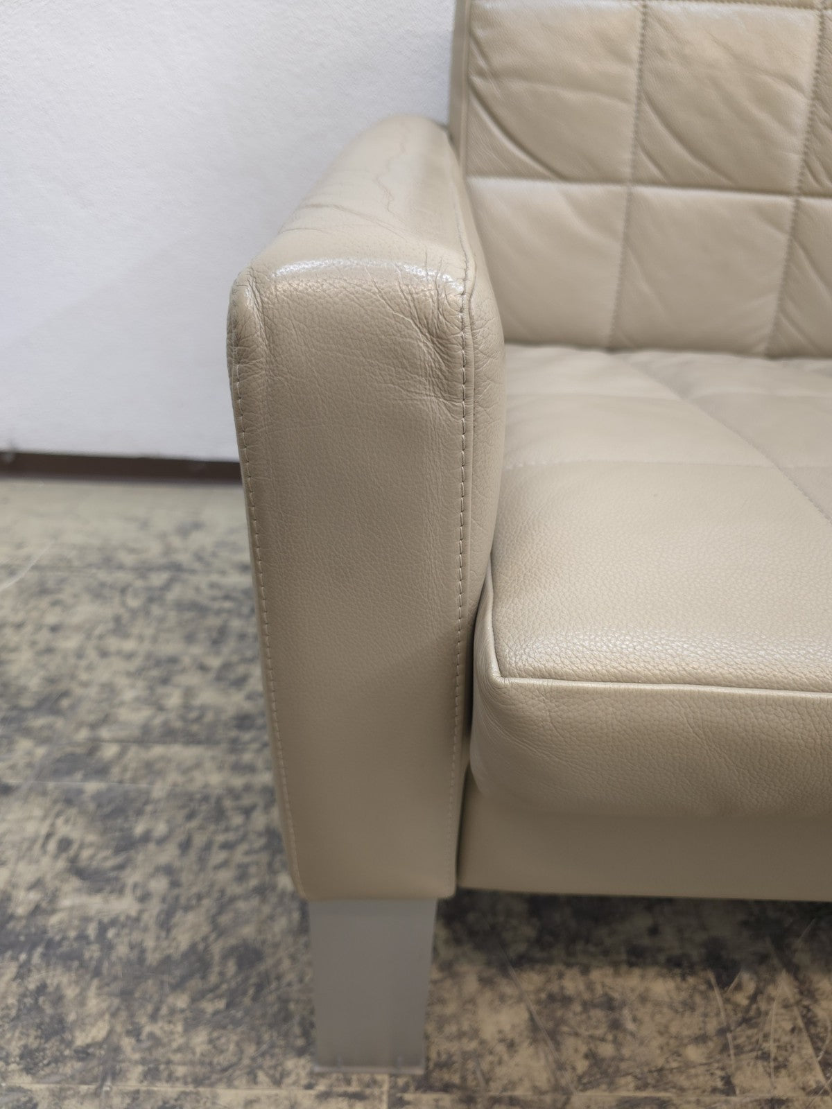 {{ product_title }} – {{ product_type }} von JS Furniture, Designer-Möbel gebraucht.