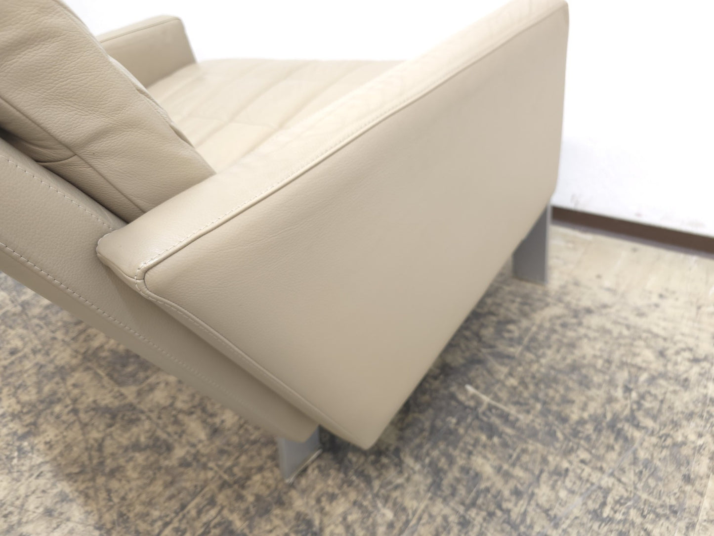 {{ product_title }} – {{ product_type }} von JS Furniture, Designer-Möbel gebraucht.