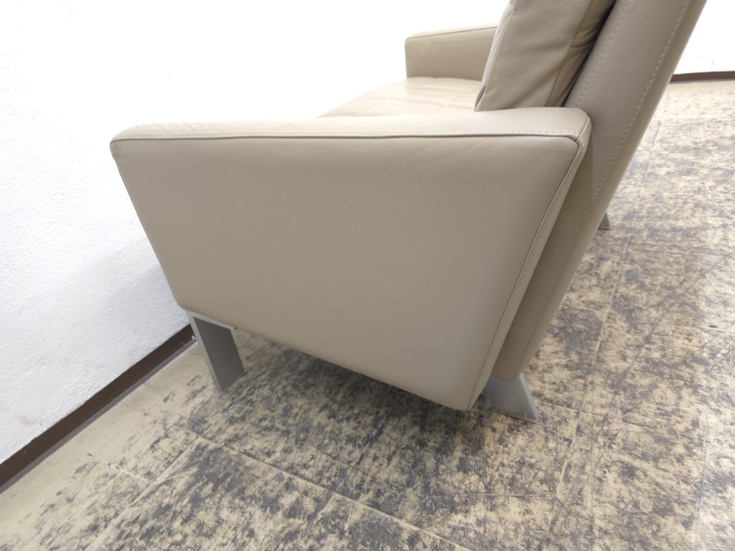 {{ product_title }} – {{ product_type }} von JS Furniture, Designer-Möbel gebraucht.