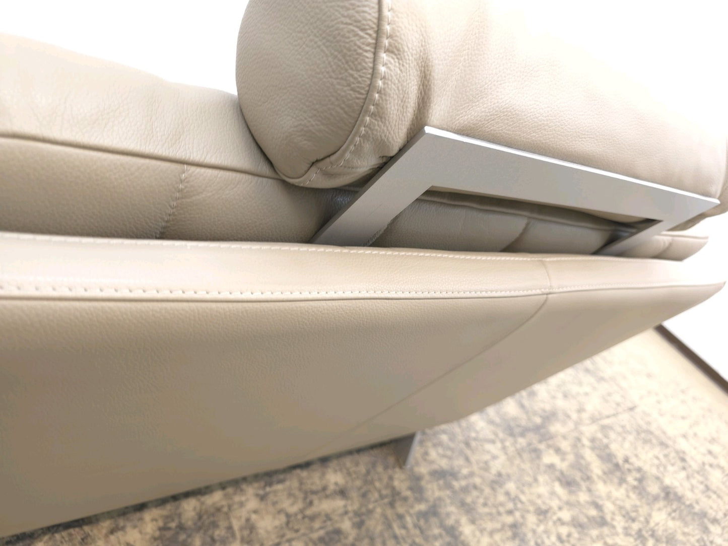 {{ product_title }} – {{ product_type }} von JS Furniture, Designer-Möbel gebraucht.