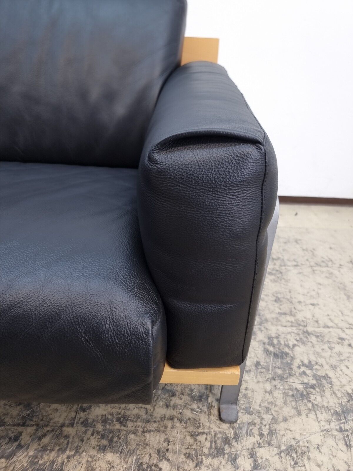 {{ product_title }} – {{ product_type }} von JS Furniture, Designer-Möbel gebraucht.