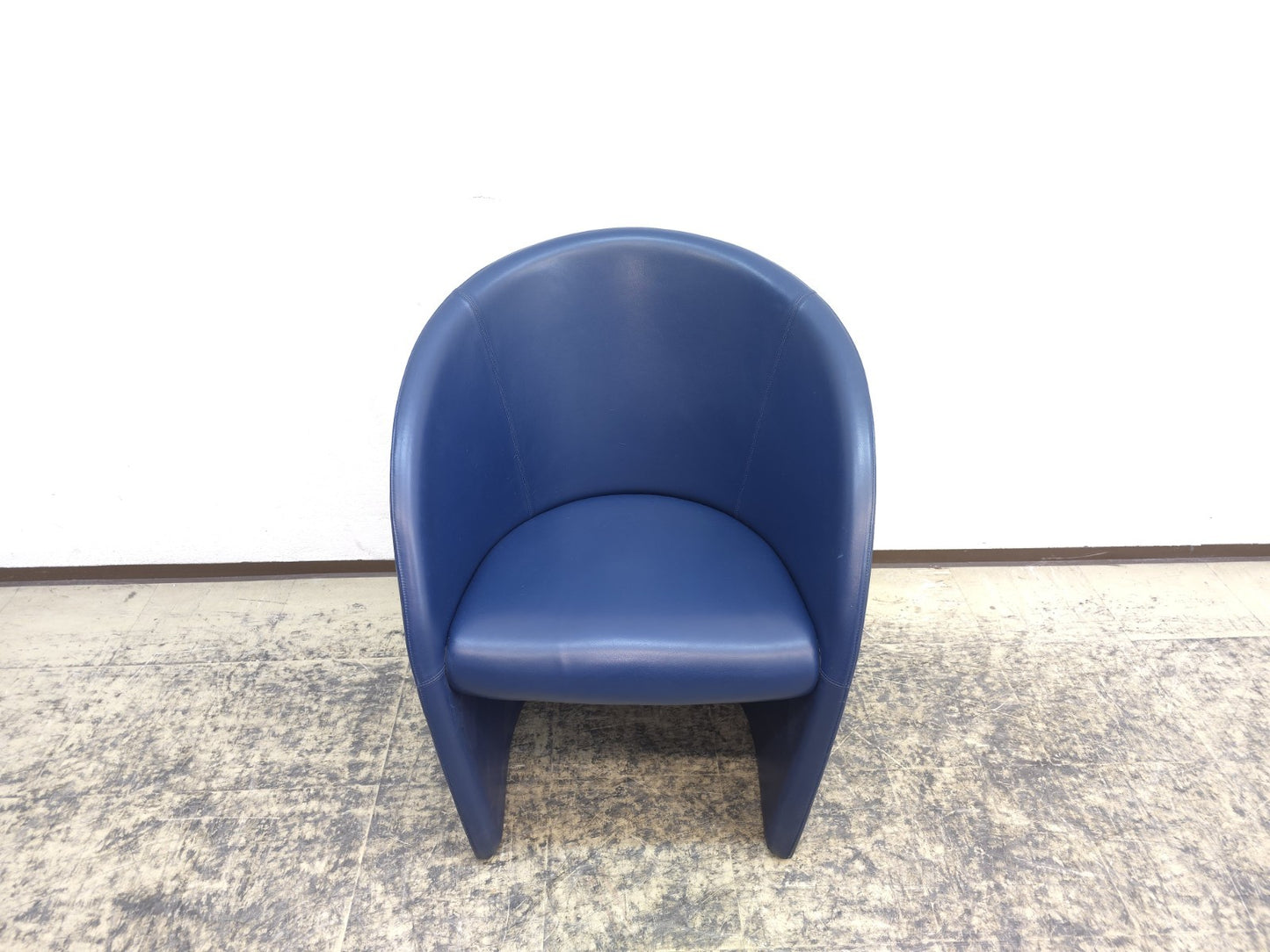 {{ product_title }} – {{ product_type }} von JS Furniture, Designer-Möbel gebraucht.