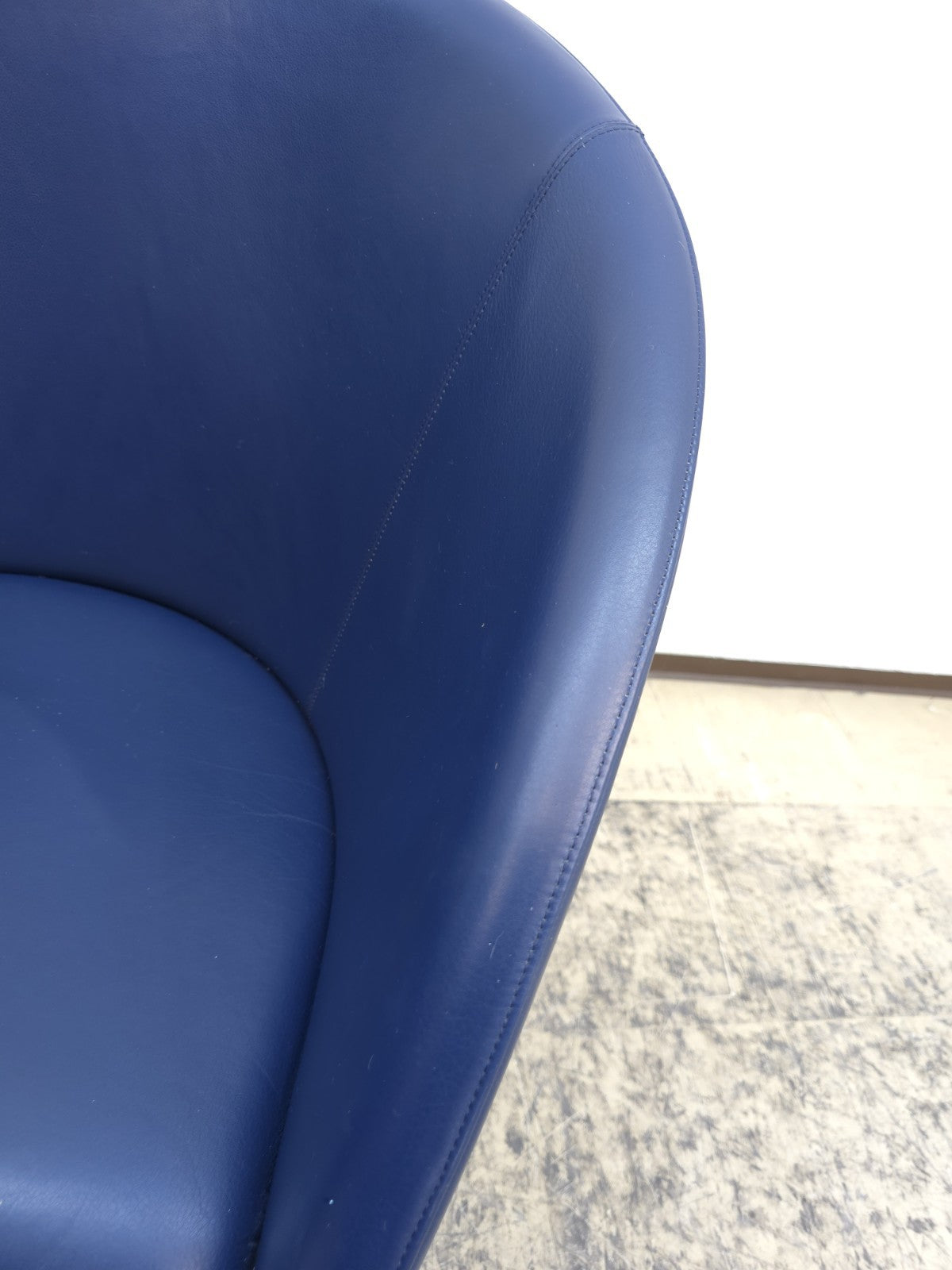 {{ product_title }} – {{ product_type }} von JS Furniture, Designer-Möbel gebraucht.