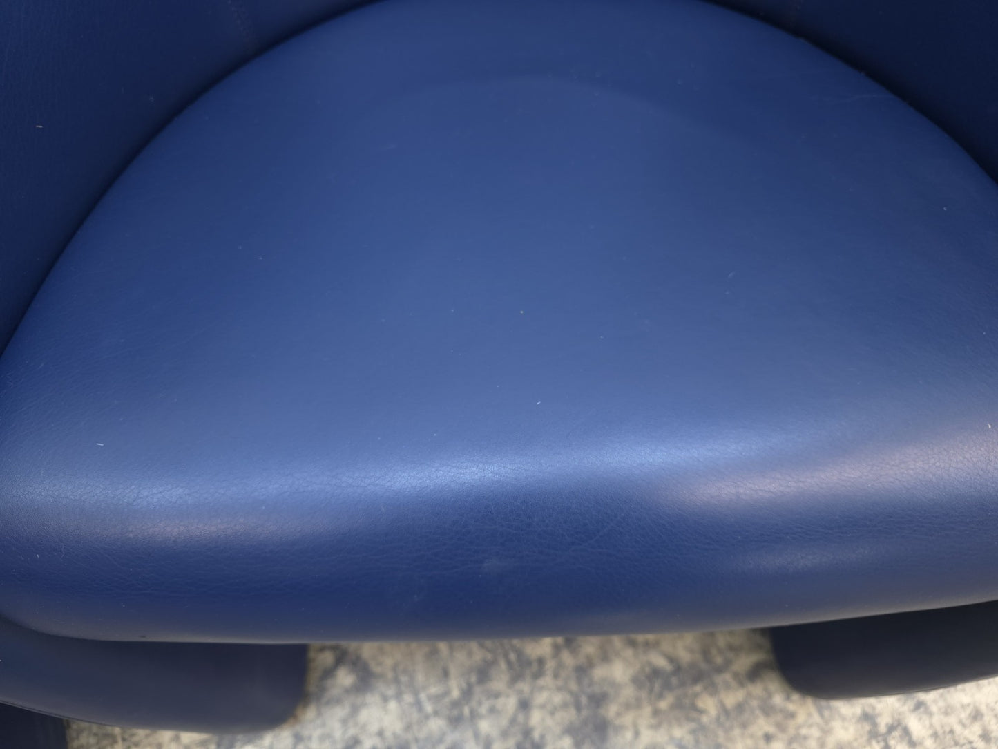 {{ product_title }} – {{ product_type }} von JS Furniture, Designer-Möbel gebraucht.