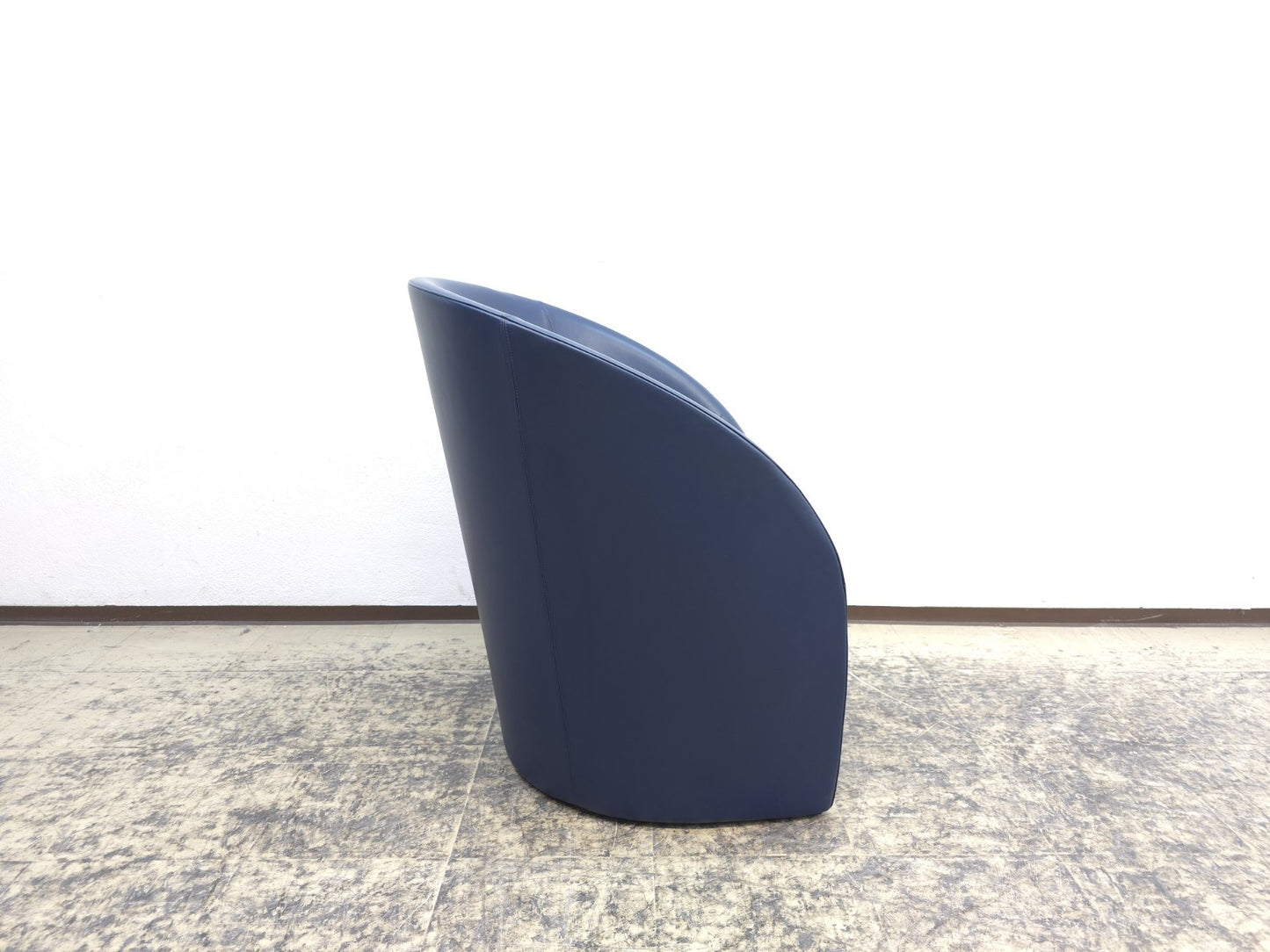 {{ product_title }} – {{ product_type }} von JS Furniture, Designer-Möbel gebraucht.