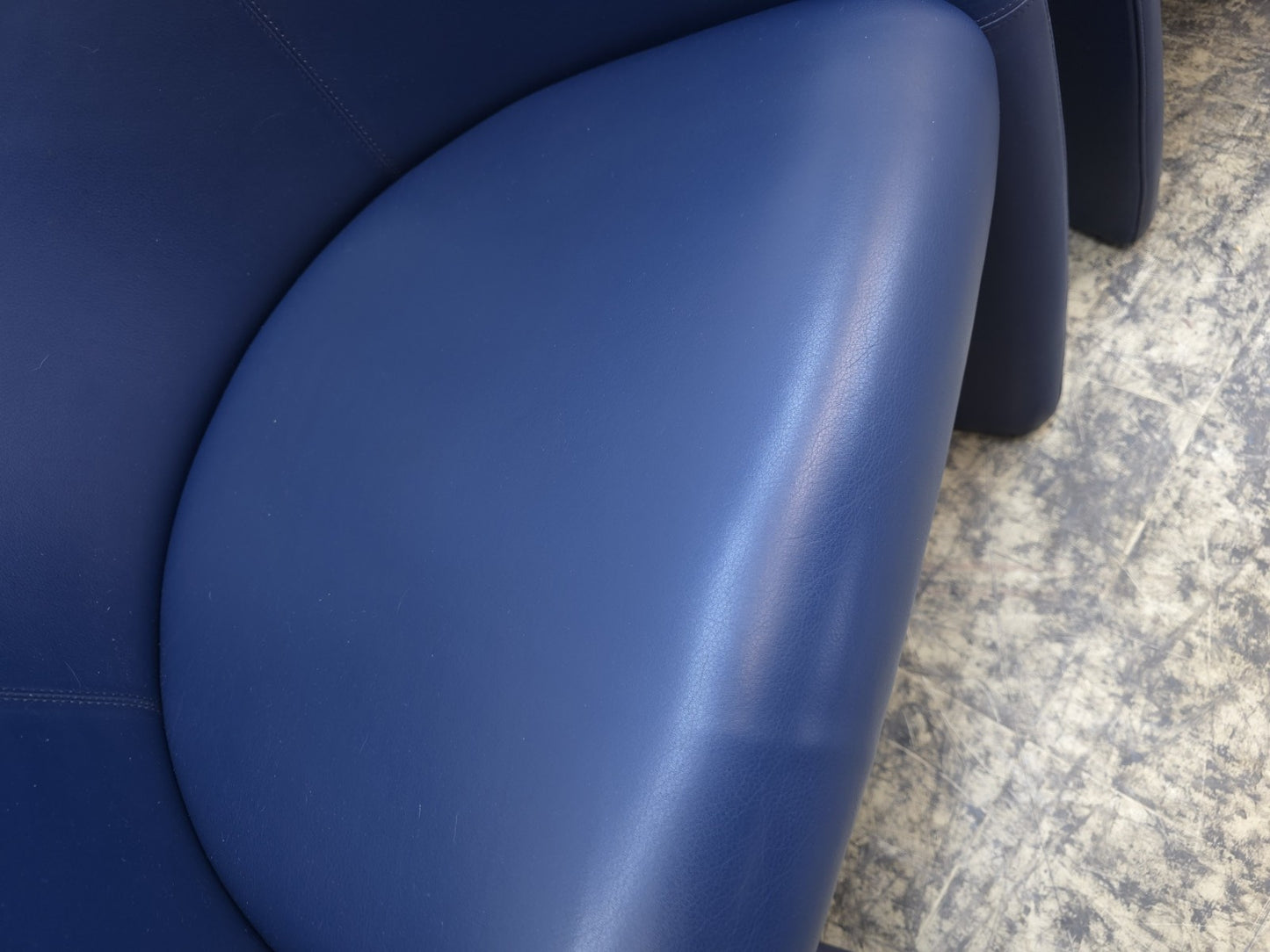 {{ product_title }} – {{ product_type }} von JS Furniture, Designer-Möbel gebraucht.