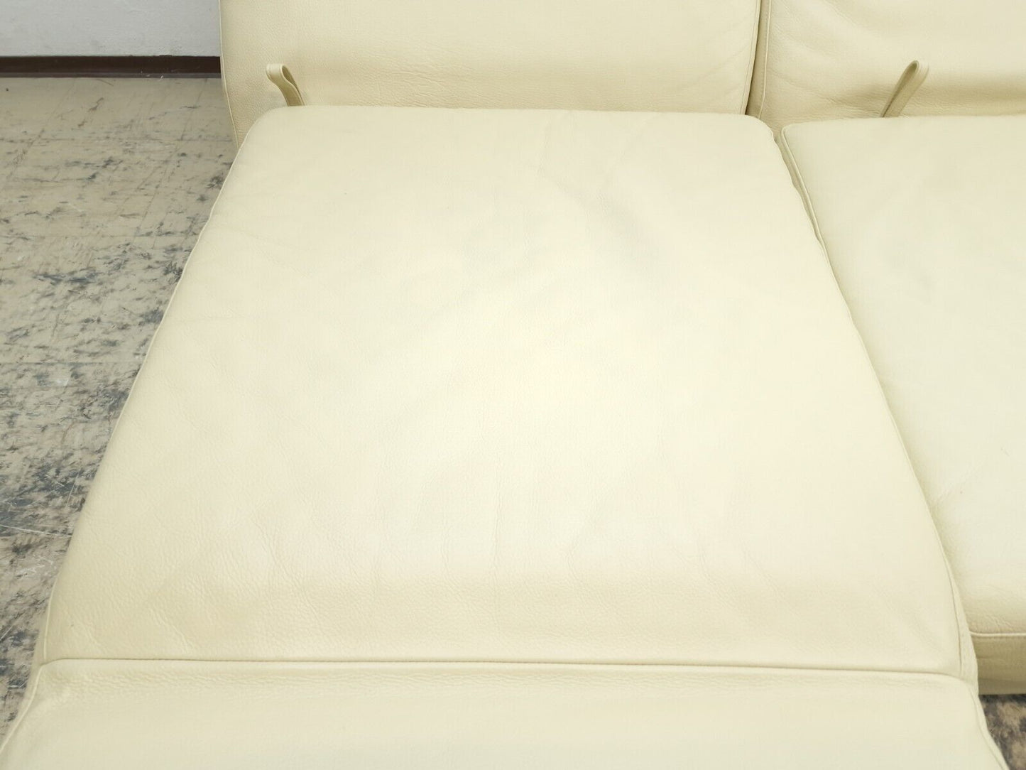 {{ product_title }} – {{ product_type }} von JS Furniture, Designer-Möbel gebraucht.