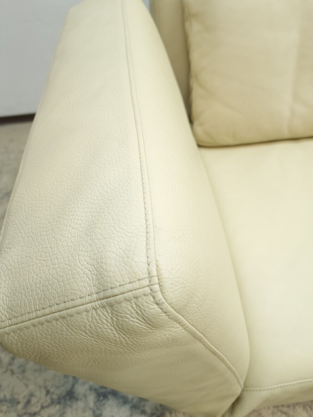 {{ product_title }} – {{ product_type }} von JS Furniture, Designer-Möbel gebraucht.