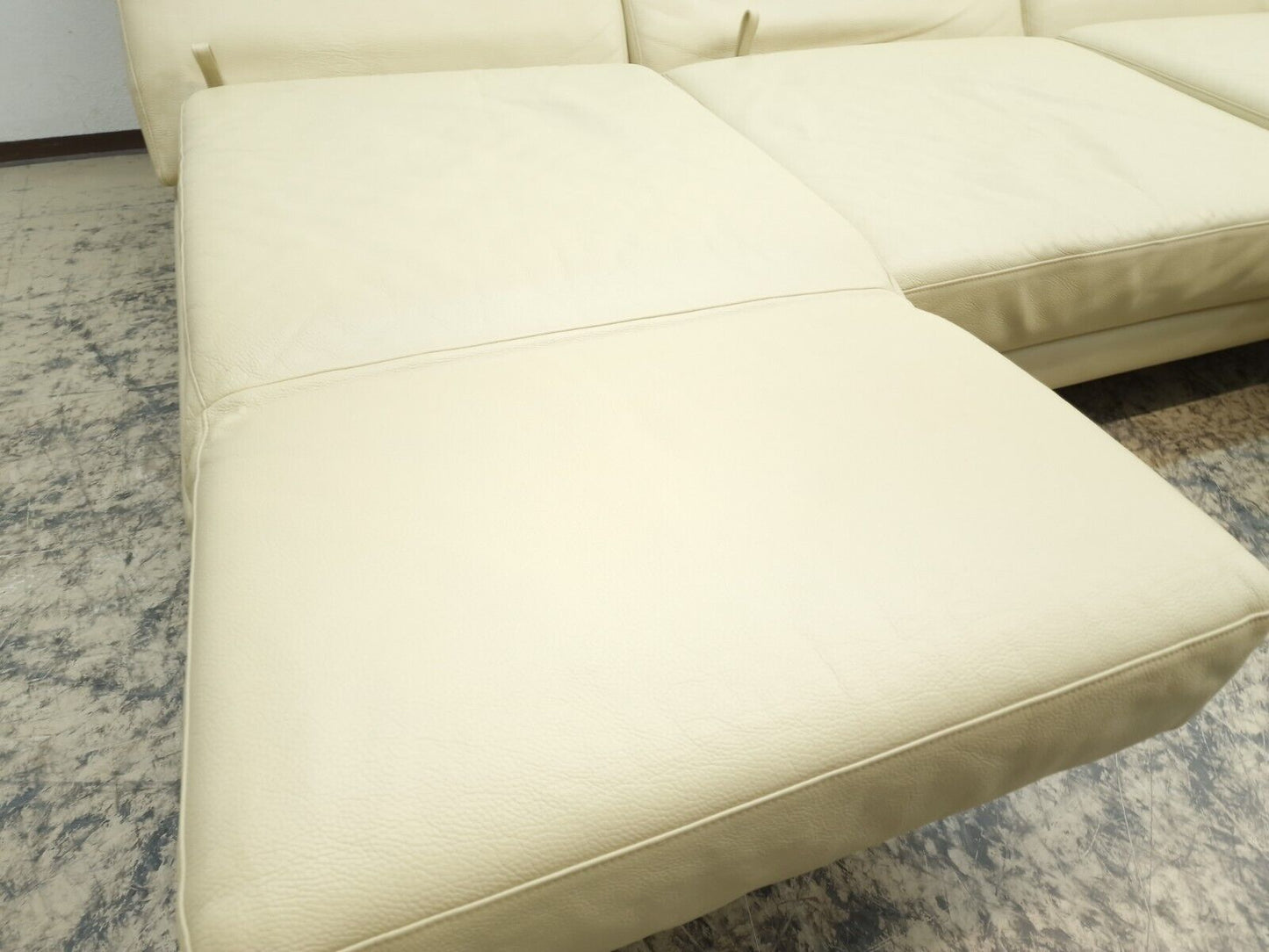 {{ product_title }} – {{ product_type }} von JS Furniture, Designer-Möbel gebraucht.