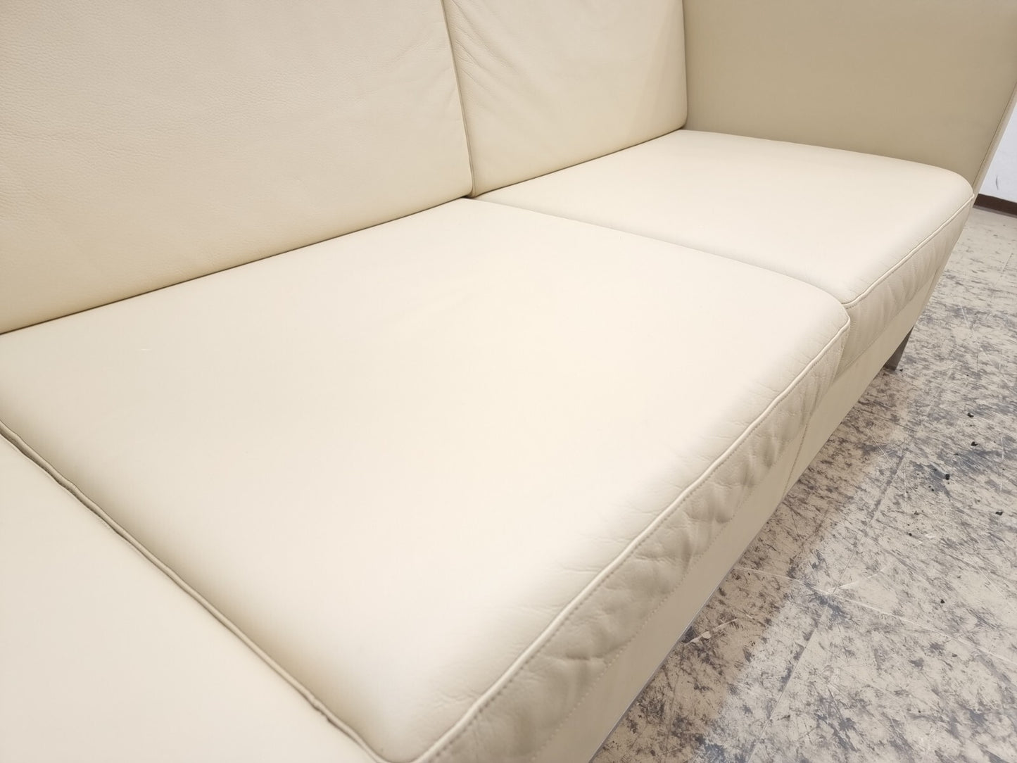 {{ product_title }} – {{ product_type }} von JS Furniture, Designer-Möbel gebraucht.