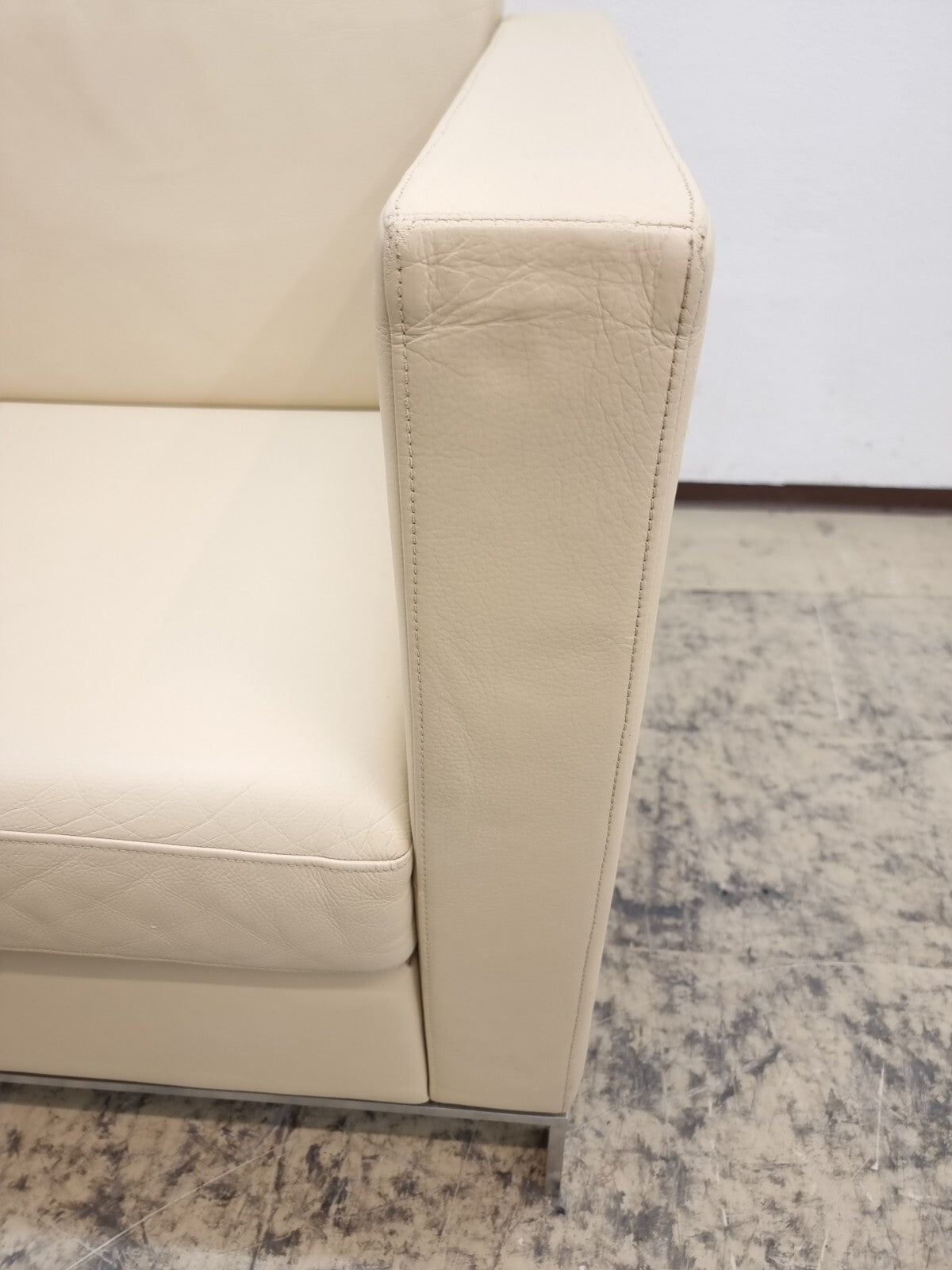 {{ product_title }} – {{ product_type }} von JS Furniture, Designer-Möbel gebraucht.