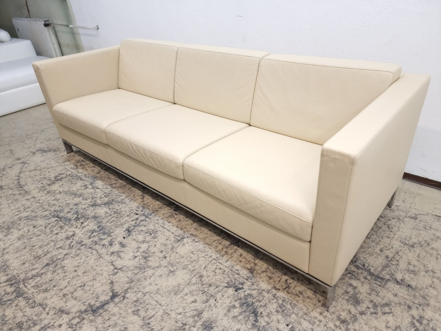 {{ product_title }} – {{ product_type }} von JS Furniture, Designer-Möbel gebraucht.