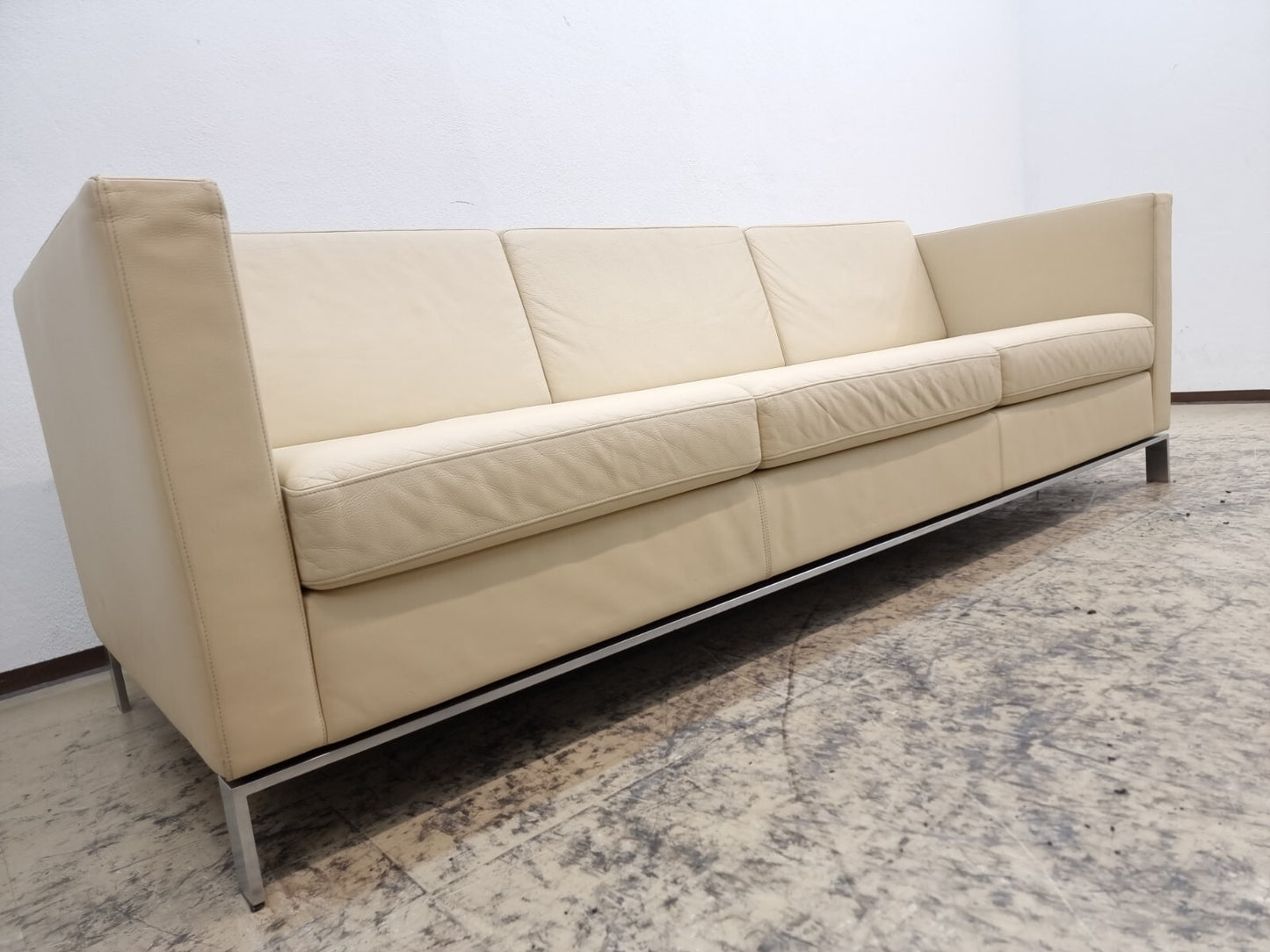 {{ product_title }} – {{ product_type }} von JS Furniture, Designer-Möbel gebraucht.