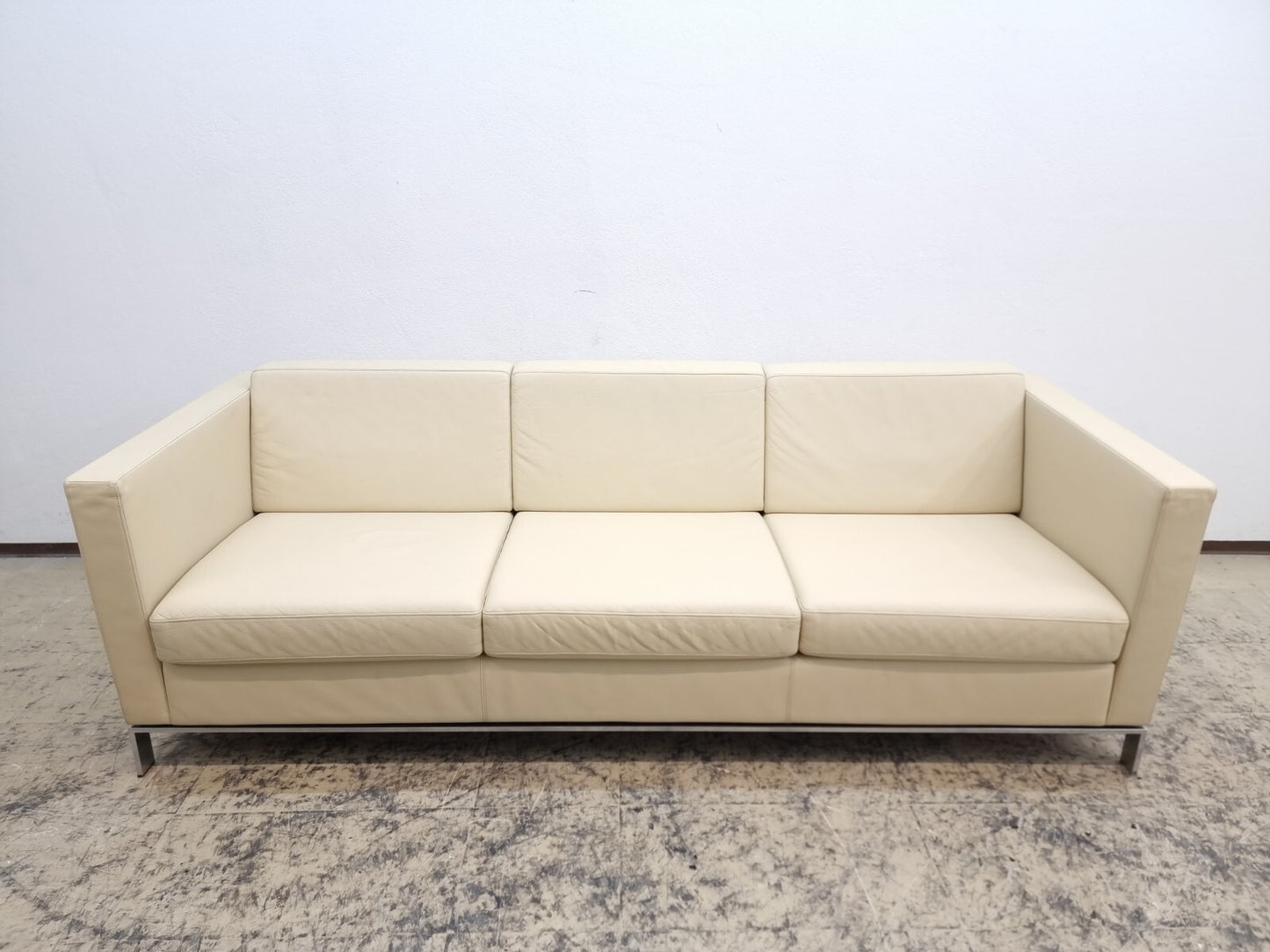 {{ product_title }} – {{ product_type }} von JS Furniture, Designer-Möbel gebraucht.