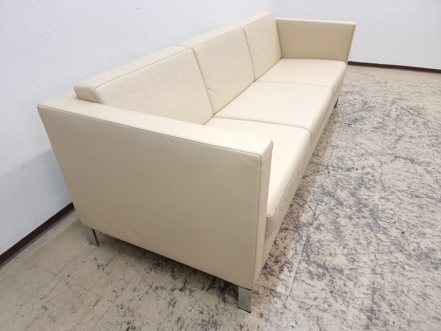 {{ product_title }} – {{ product_type }} von JS Furniture, Designer-Möbel gebraucht.