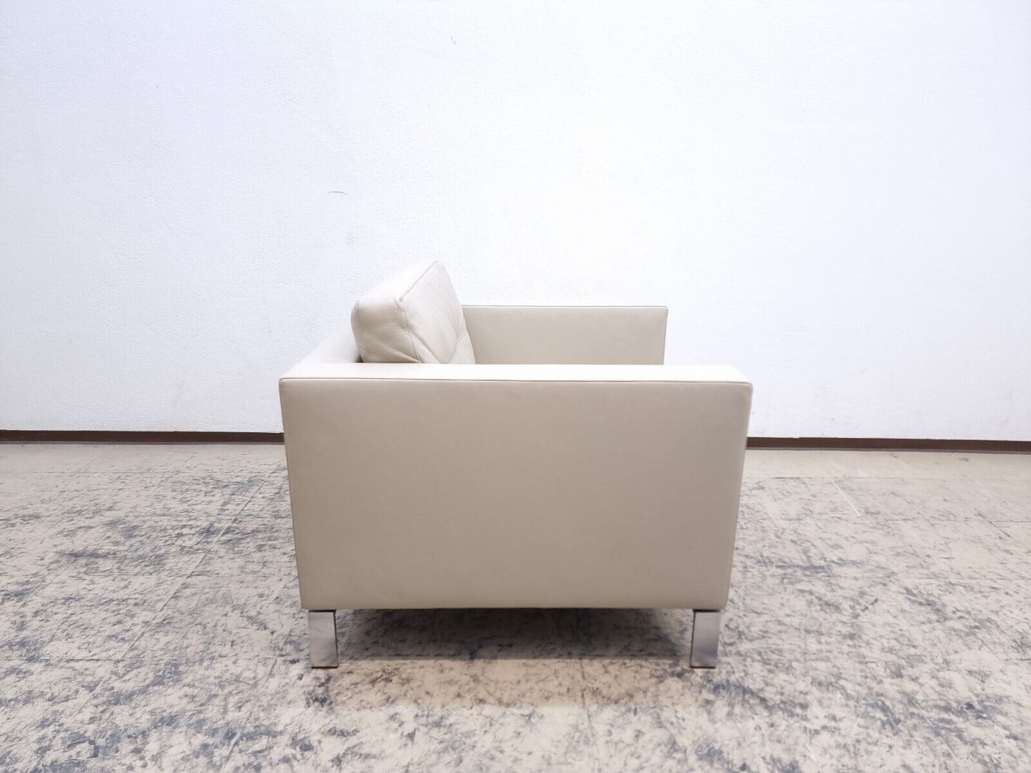 {{ product_title }} – {{ product_type }} von JS Furniture, Designer-Möbel gebraucht.