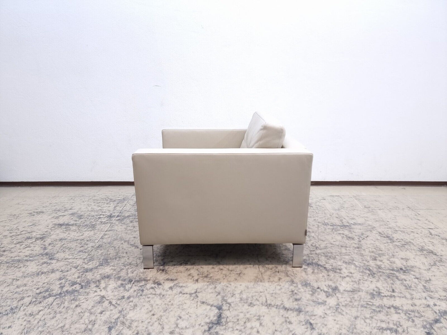 {{ product_title }} – {{ product_type }} von JS Furniture, Designer-Möbel gebraucht.