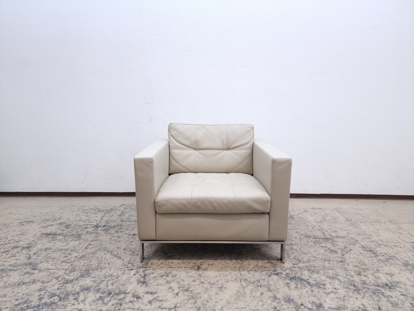 {{ product_title }} – {{ product_type }} von JS Furniture, Designer-Möbel gebraucht.