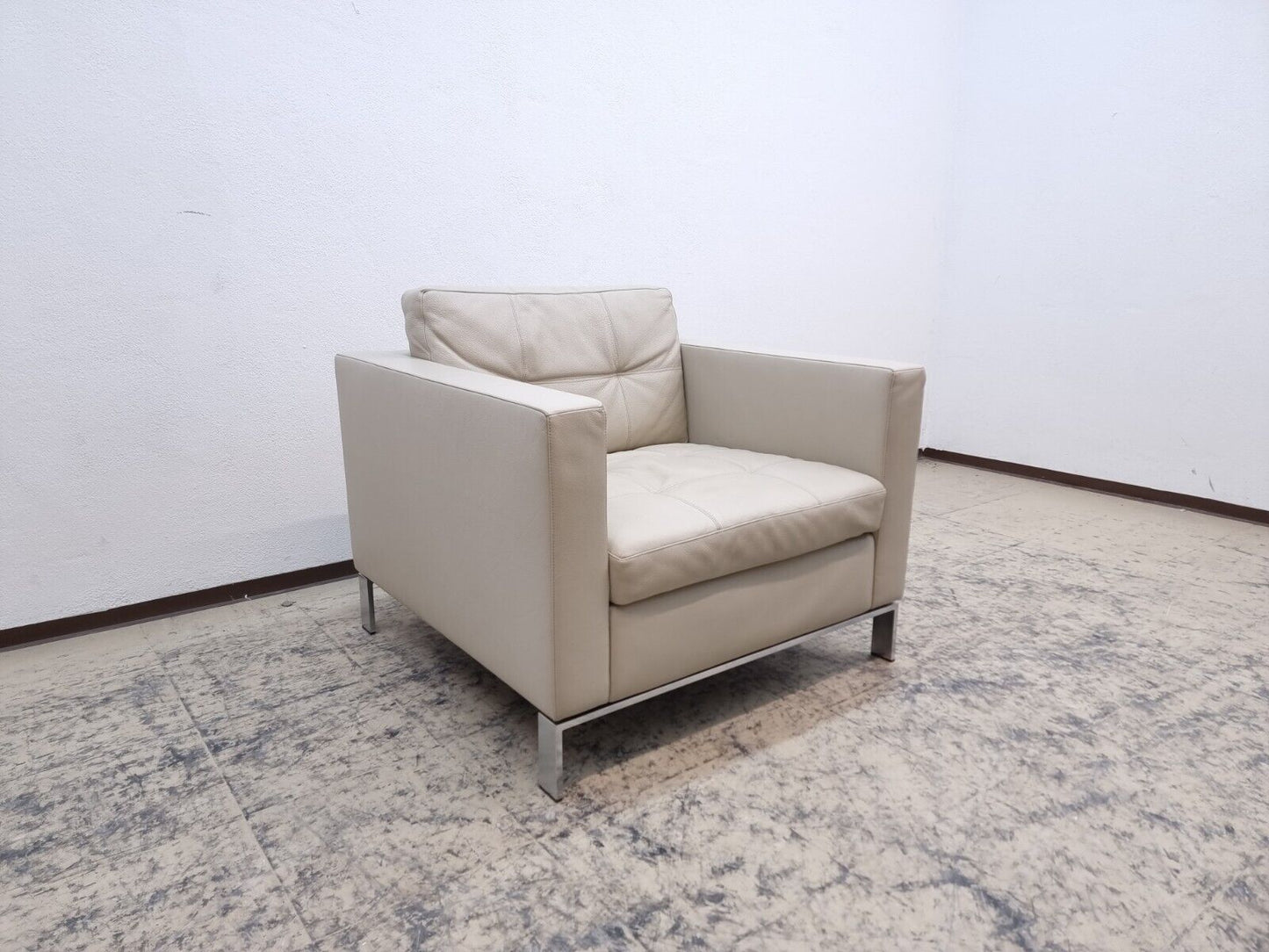 {{ product_title }} – {{ product_type }} von JS Furniture, Designer-Möbel gebraucht.