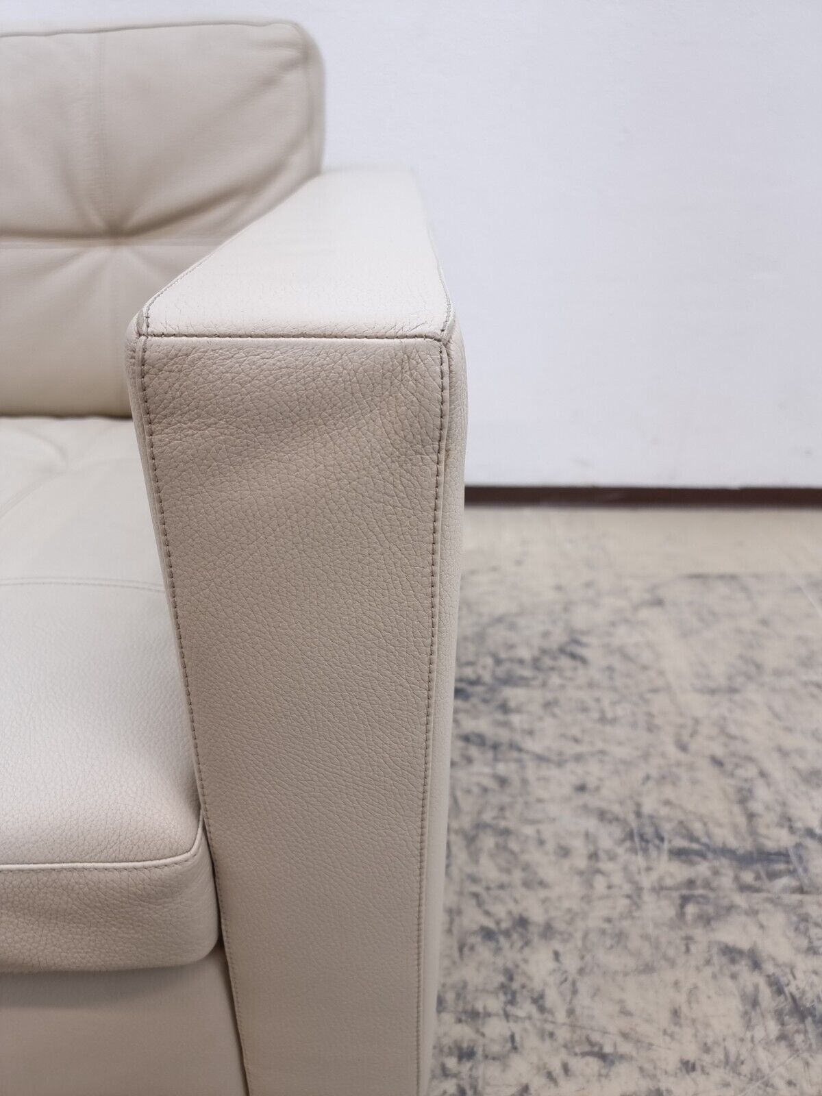 {{ product_title }} – {{ product_type }} von JS Furniture, Designer-Möbel gebraucht.