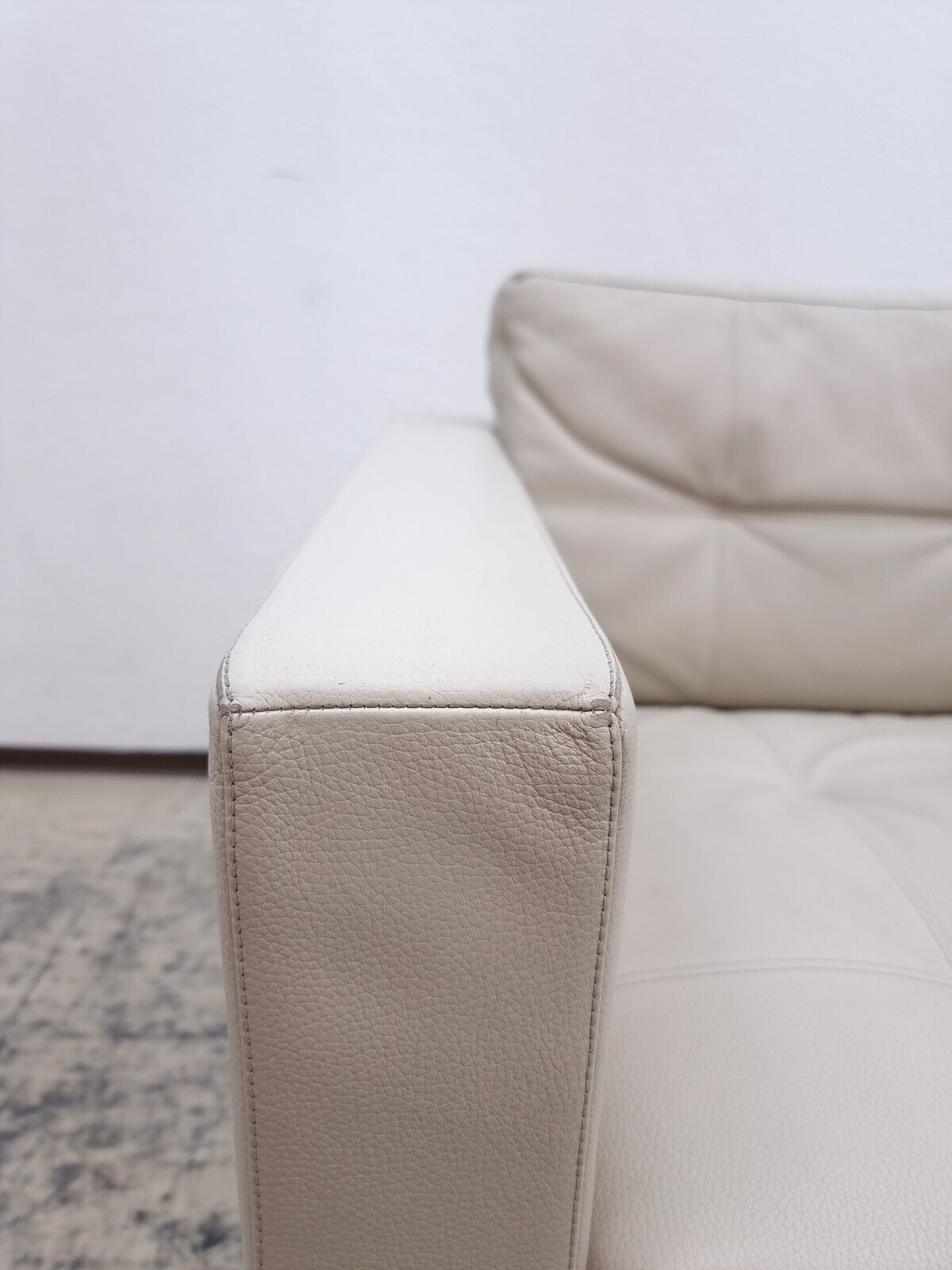 {{ product_title }} – {{ product_type }} von JS Furniture, Designer-Möbel gebraucht.