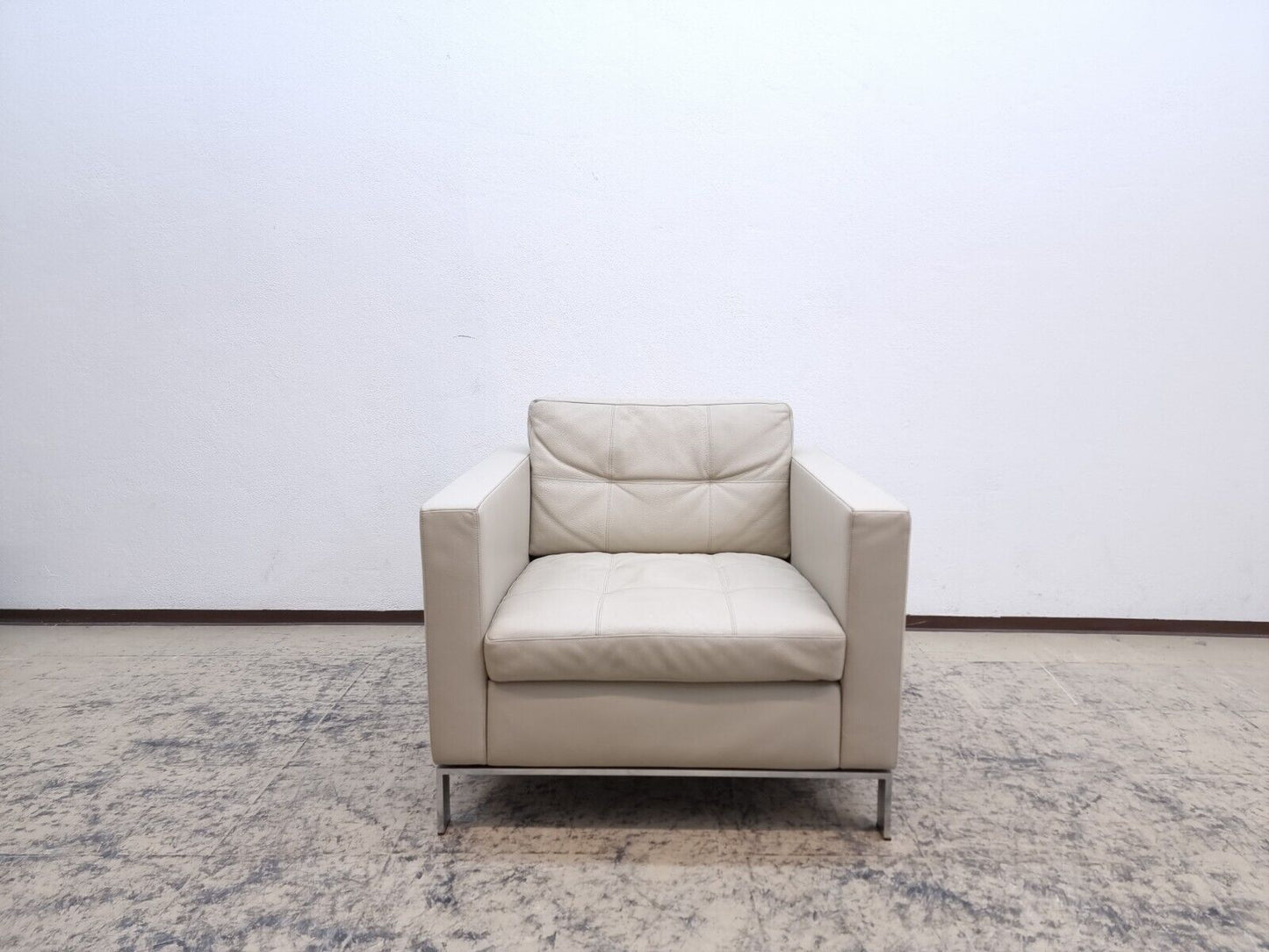 {{ product_title }} – {{ product_type }} von JS Furniture, Designer-Möbel gebraucht.