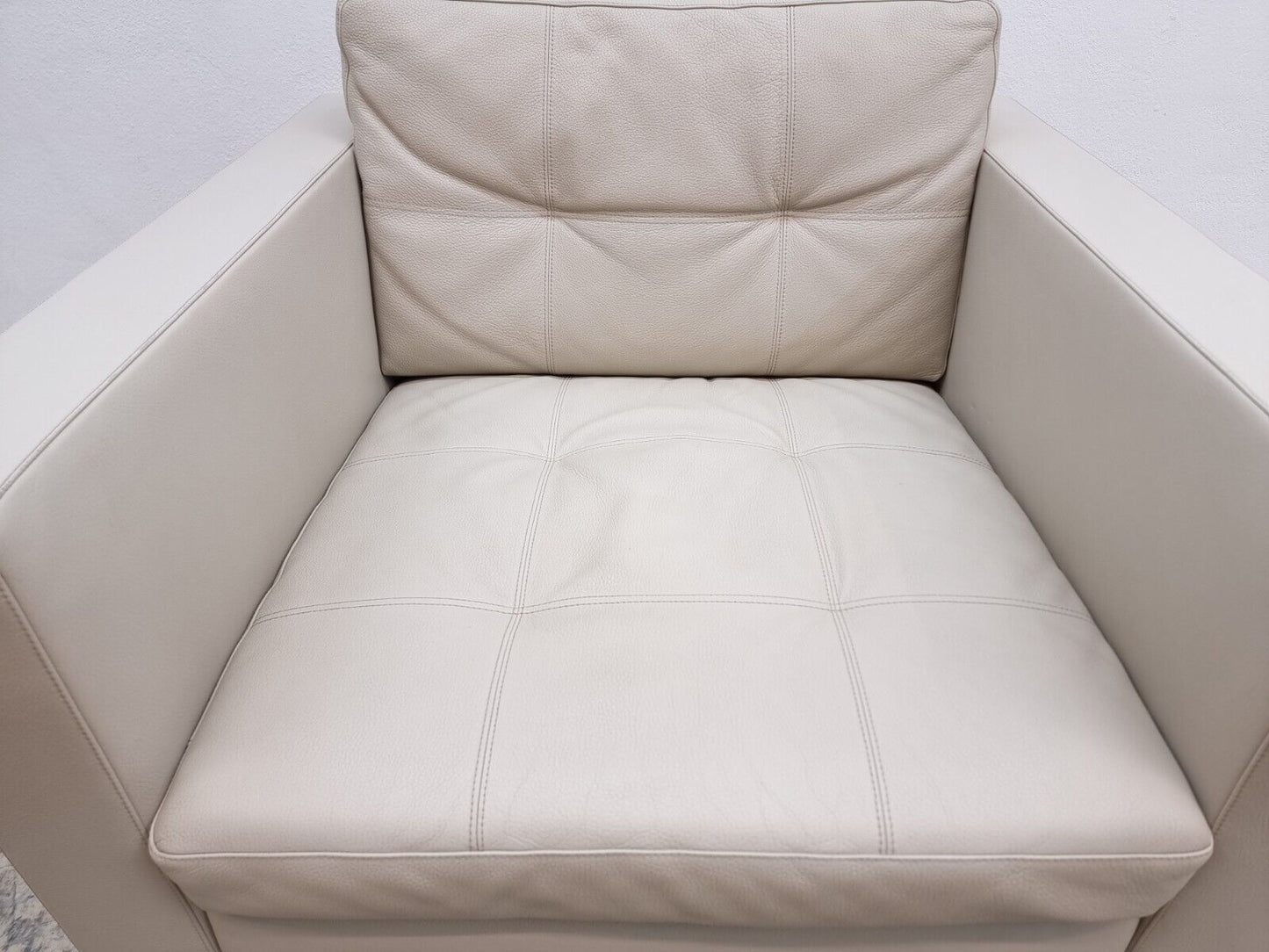 {{ product_title }} – {{ product_type }} von JS Furniture, Designer-Möbel gebraucht.