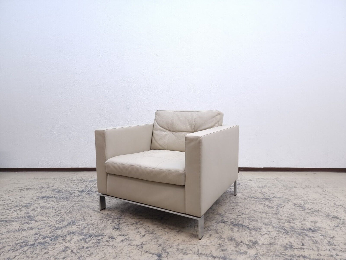 {{ product_title }} – {{ product_type }} von JS Furniture, Designer-Möbel gebraucht.