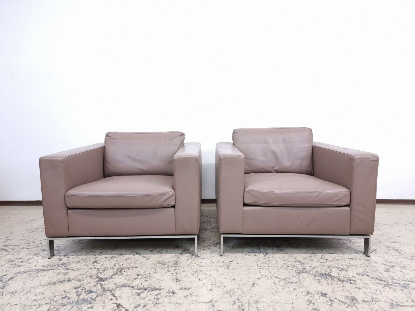 {{ product_title }} – {{ product_type }} von JS Furniture, Designer-Möbel gebraucht.