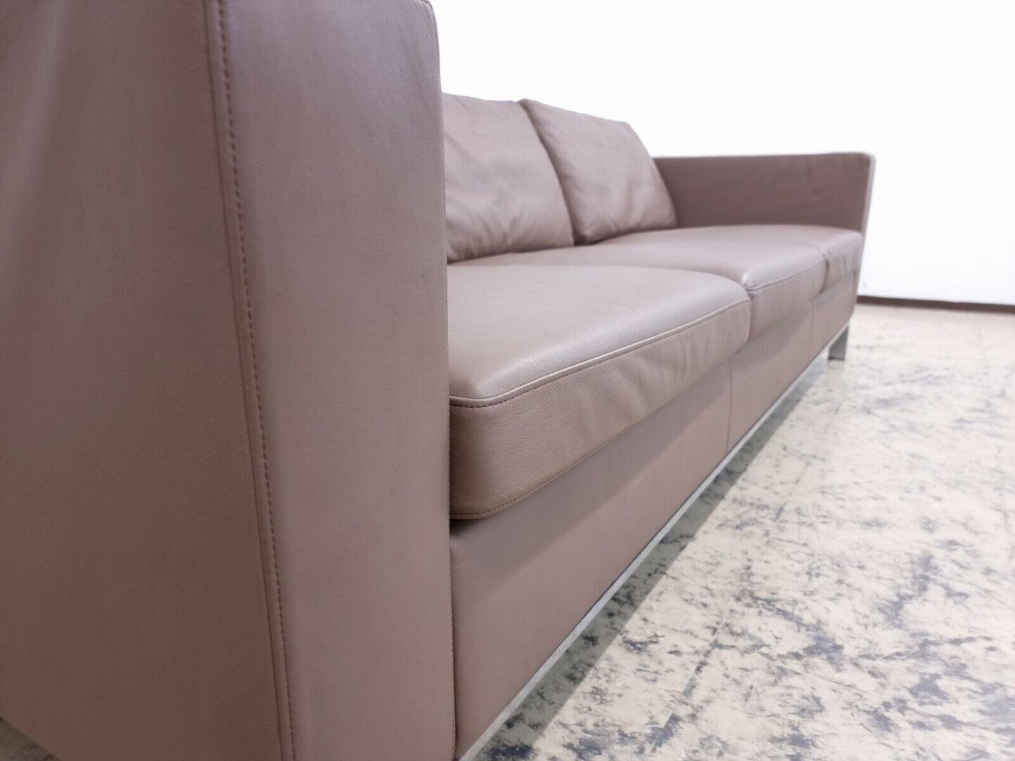 {{ product_title }} – {{ product_type }} von JS Furniture, Designer-Möbel gebraucht.