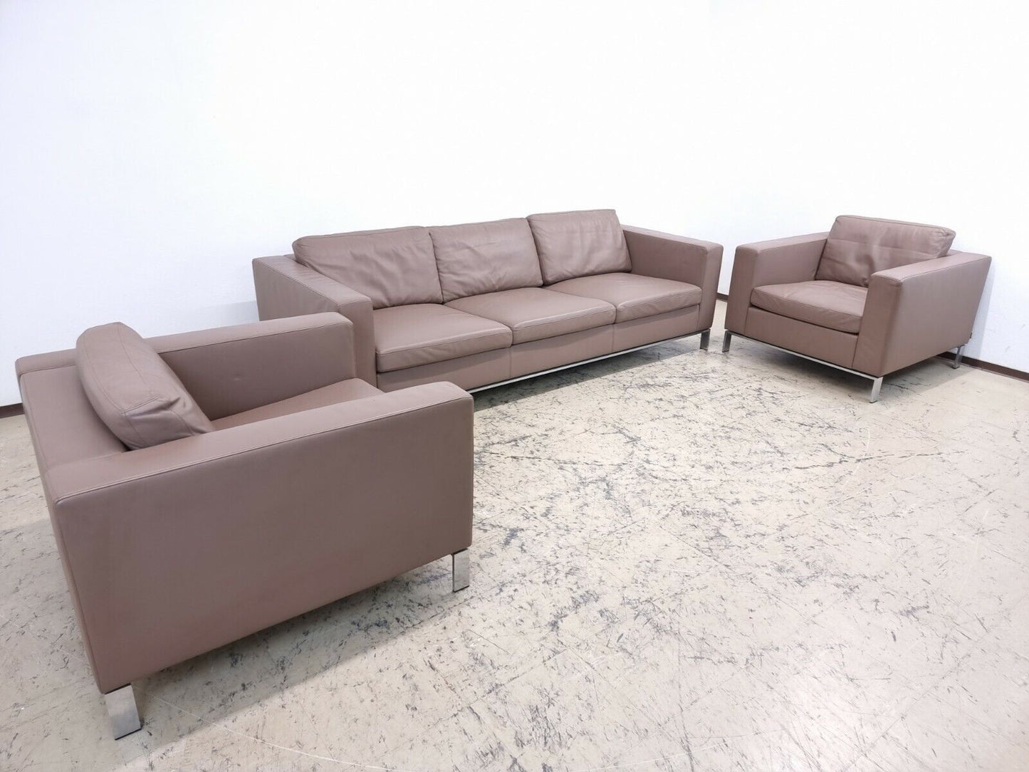 {{ product_title }} – {{ product_type }} von JS Furniture, Designer-Möbel gebraucht.