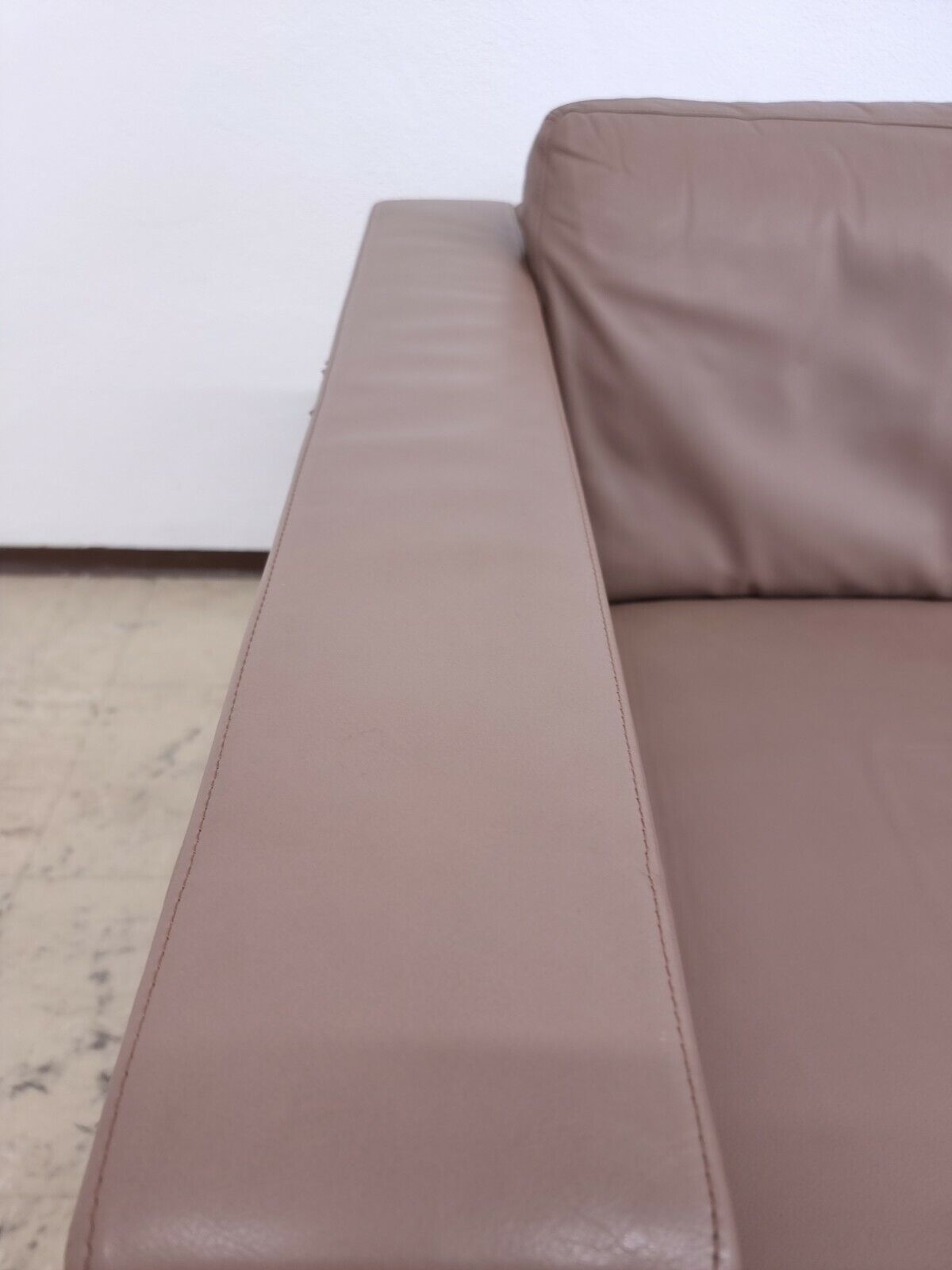 {{ product_title }} – {{ product_type }} von JS Furniture, Designer-Möbel gebraucht.
