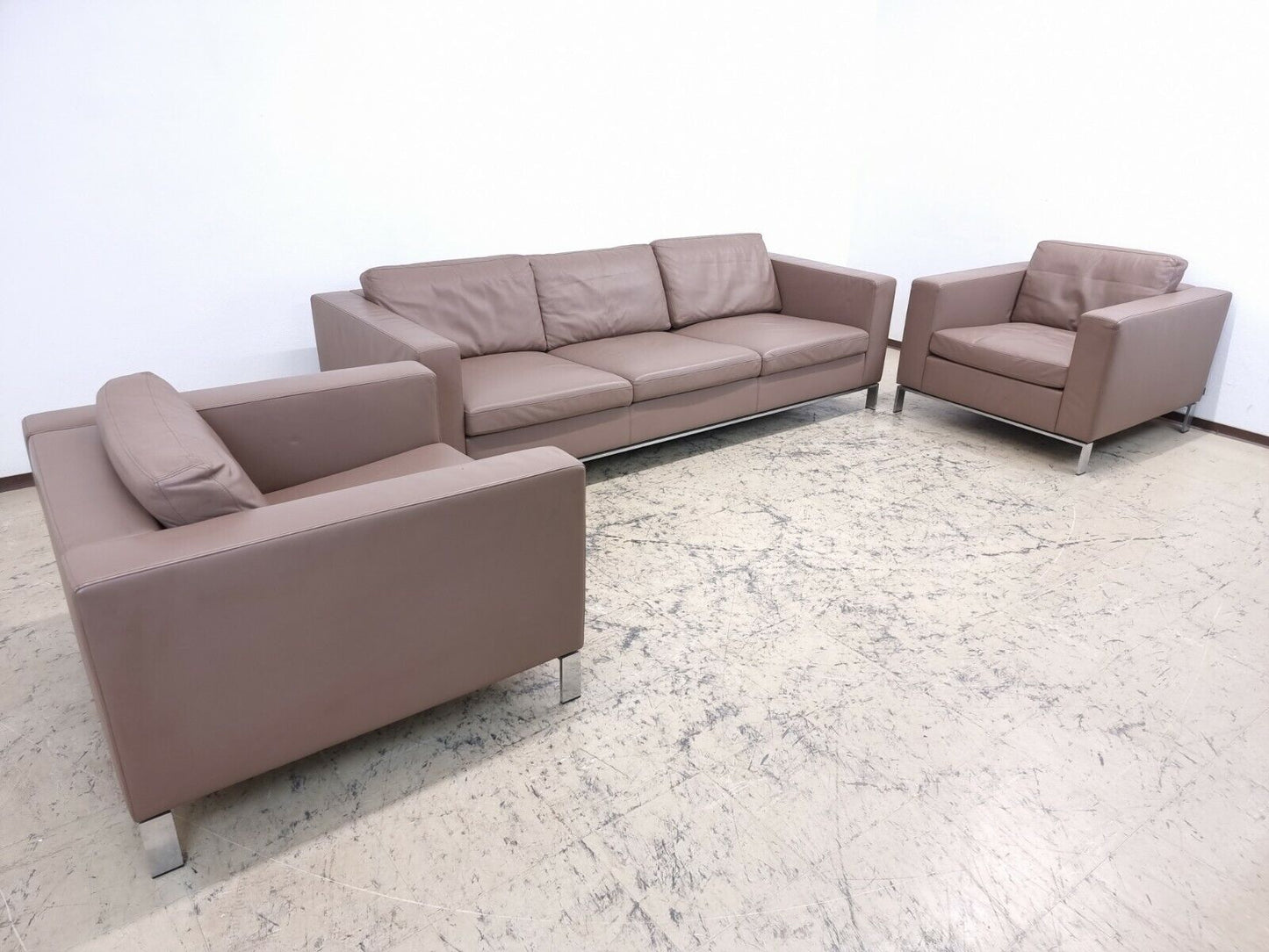 {{ product_title }} – {{ product_type }} von JS Furniture, Designer-Möbel gebraucht.