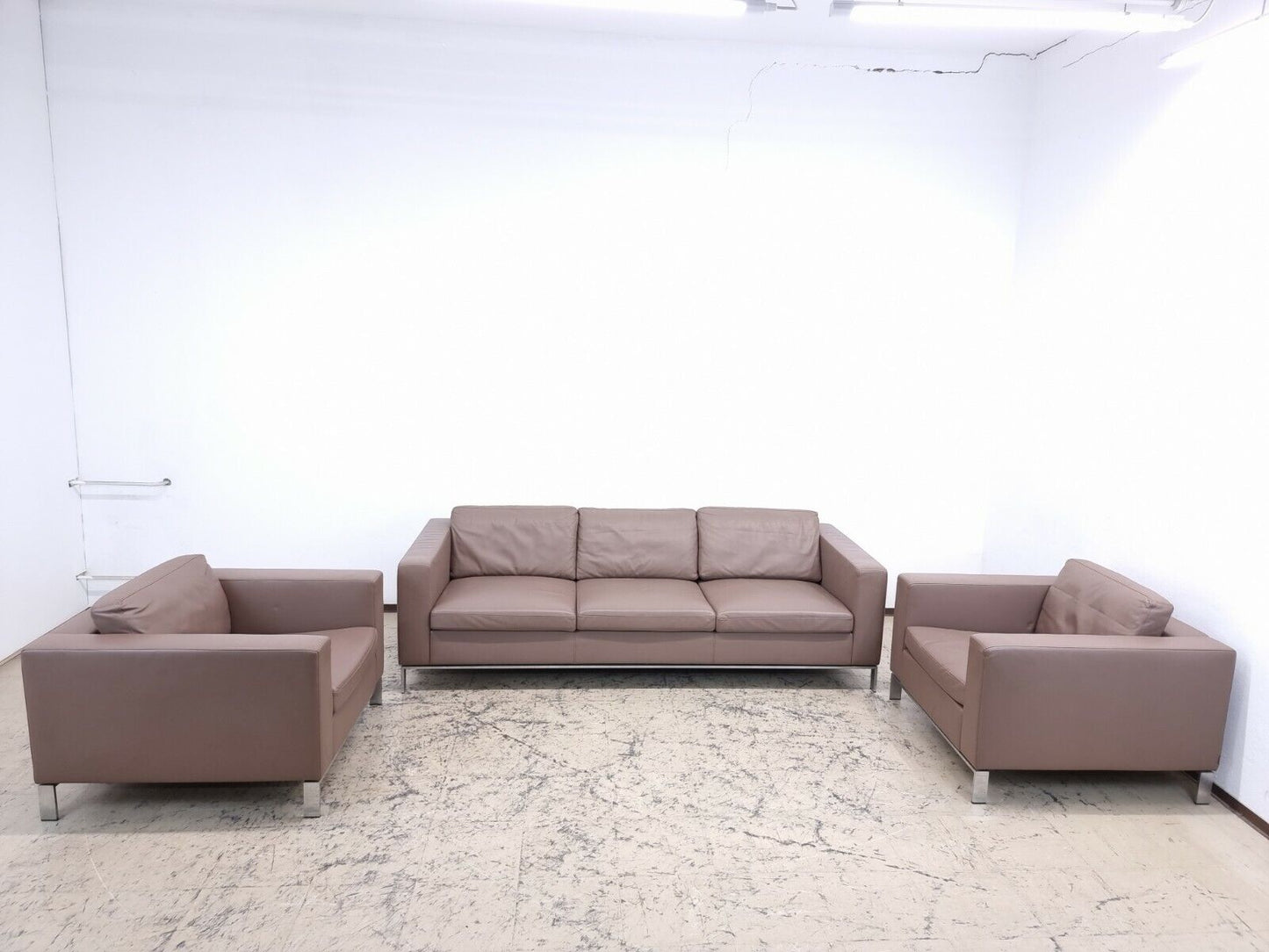 {{ product_title }} – {{ product_type }} von JS Furniture, Designer-Möbel gebraucht.